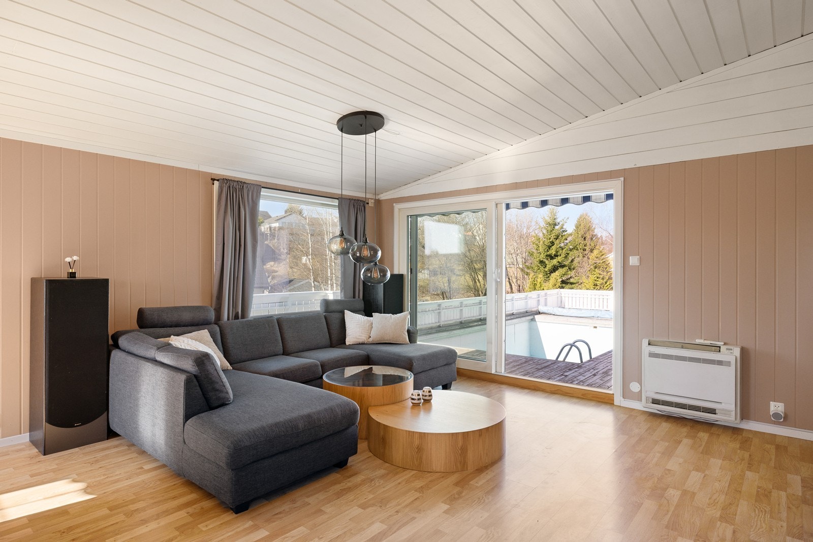 Fra stuen er det direkte utgang til de herlige terrasseflatene og bassengområdet. Galleribilde