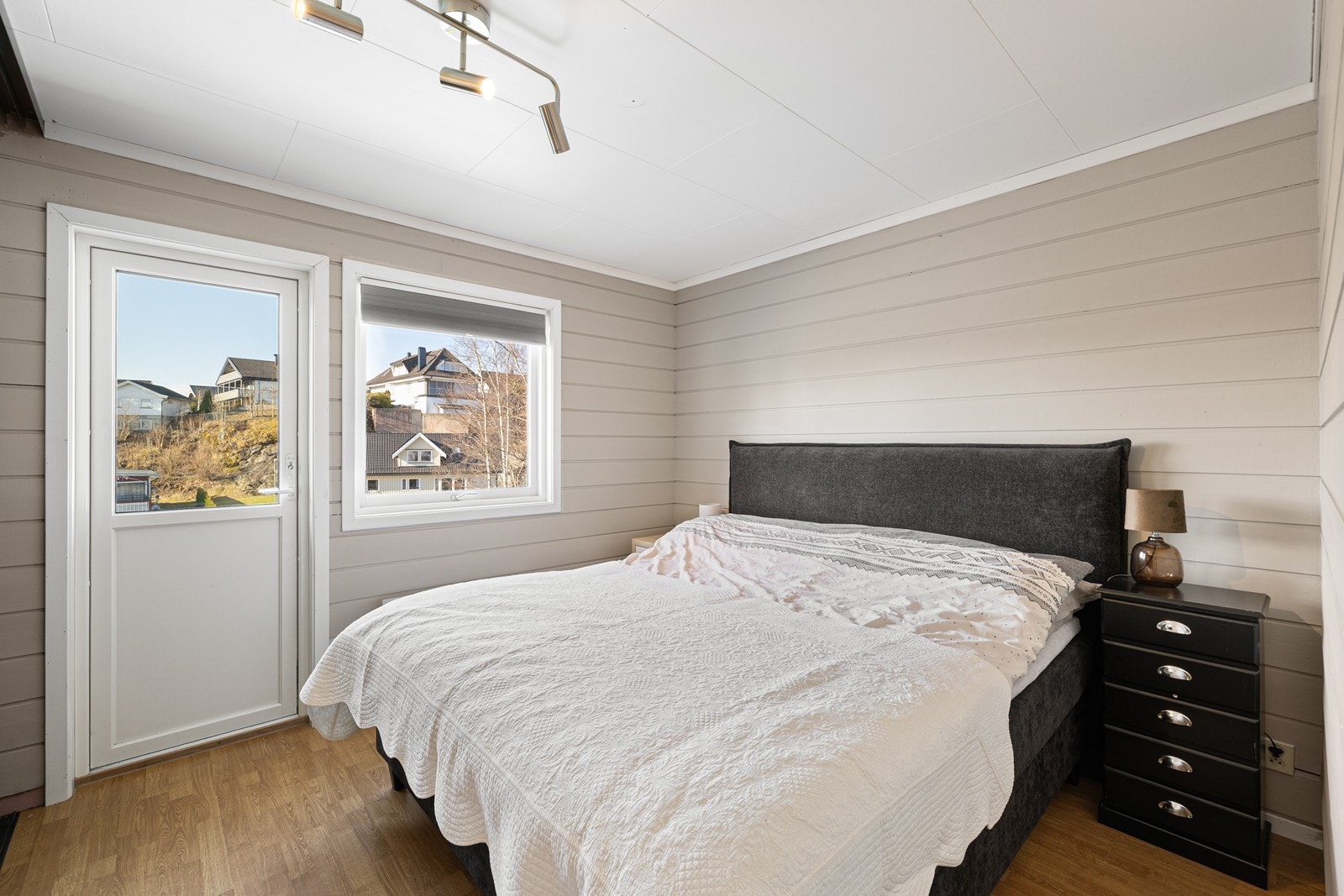 Hovedetasjen rommer tre gode soverom, alle med fine lysforhold og gode møbleringsmuligheter. Galleribilde