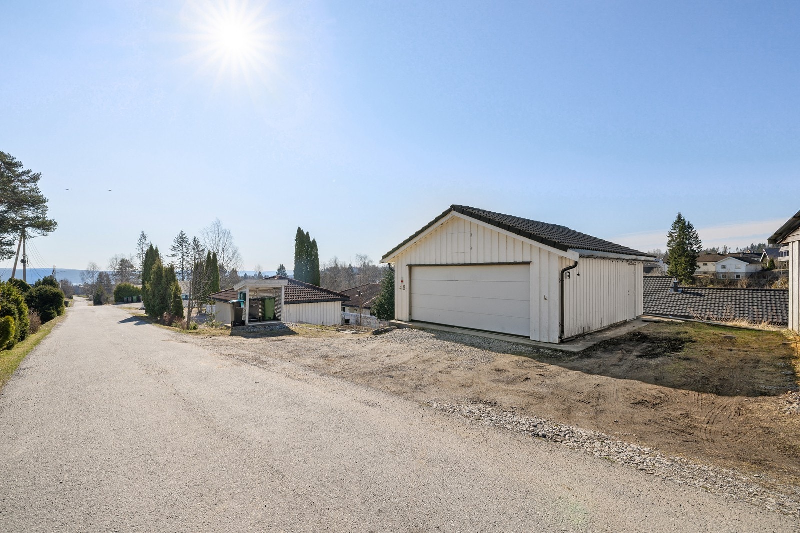 Eiendommen har en frittstående dobbelgarasje oppført av tidligere eier i 2018. I tillegg til garasjeplassene er det rikelig med biloppstillingsplasser på egen tomt. Galleribilde