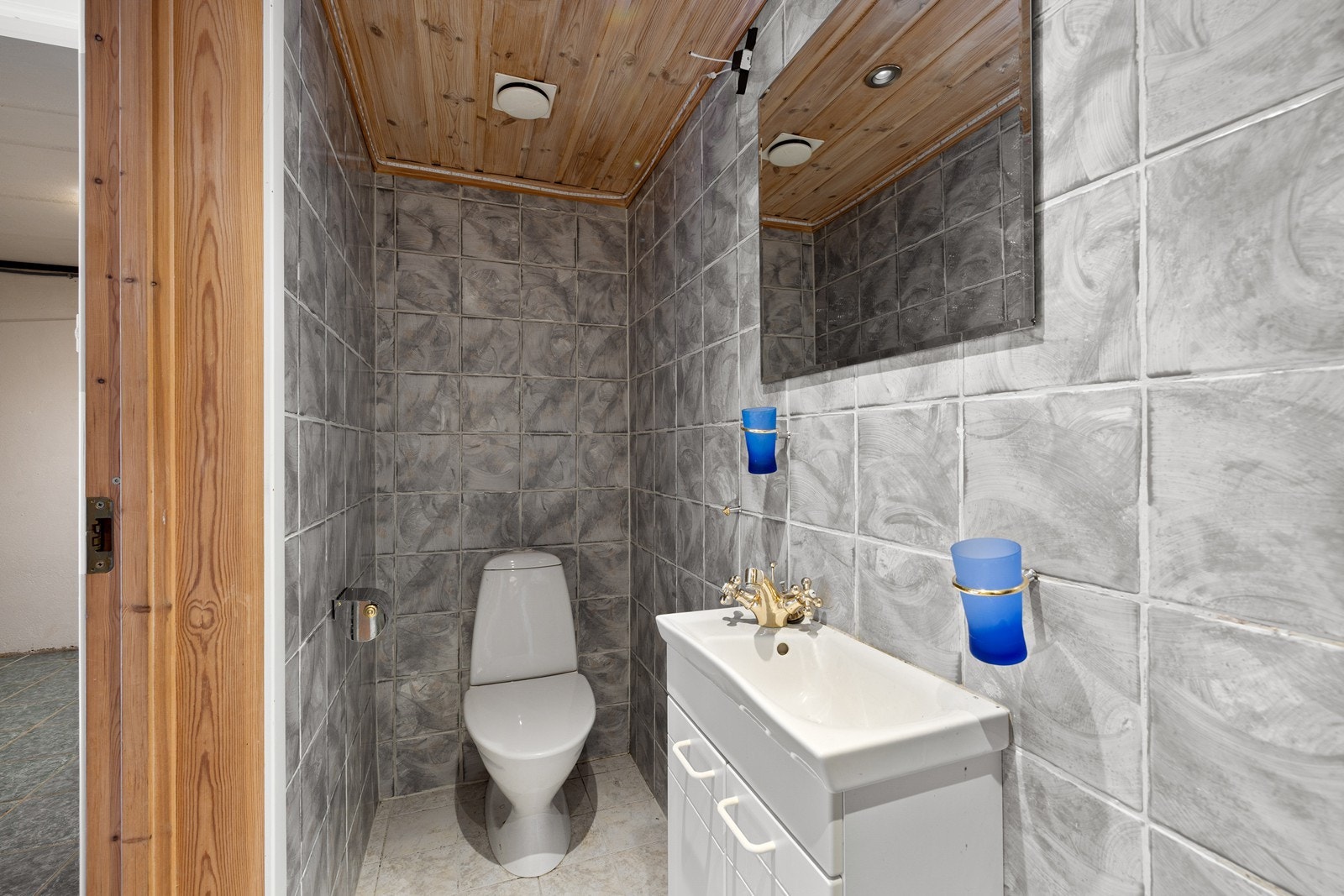 Badet i underetasjen er helfliset med varmekabler i gulv, downlights, dusjnisje og servantinnredning. Galleribilde