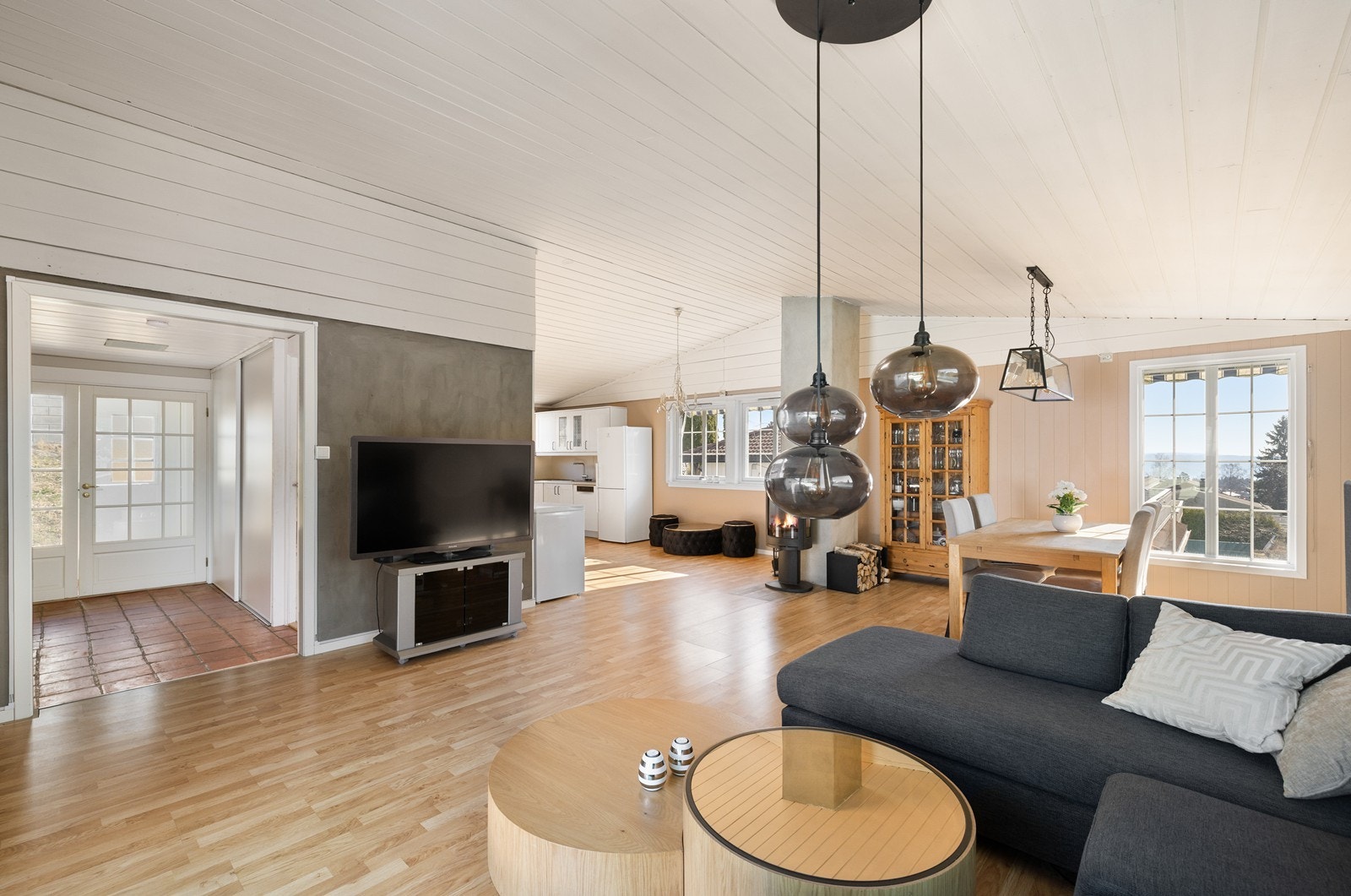 Velkommen inn - Stuen ble oppgradert i 2022 med blant annet etterisolering, og fremstår i dag som lys og luftig med god plass til både sofagruppe og spisebord. Galleribilde