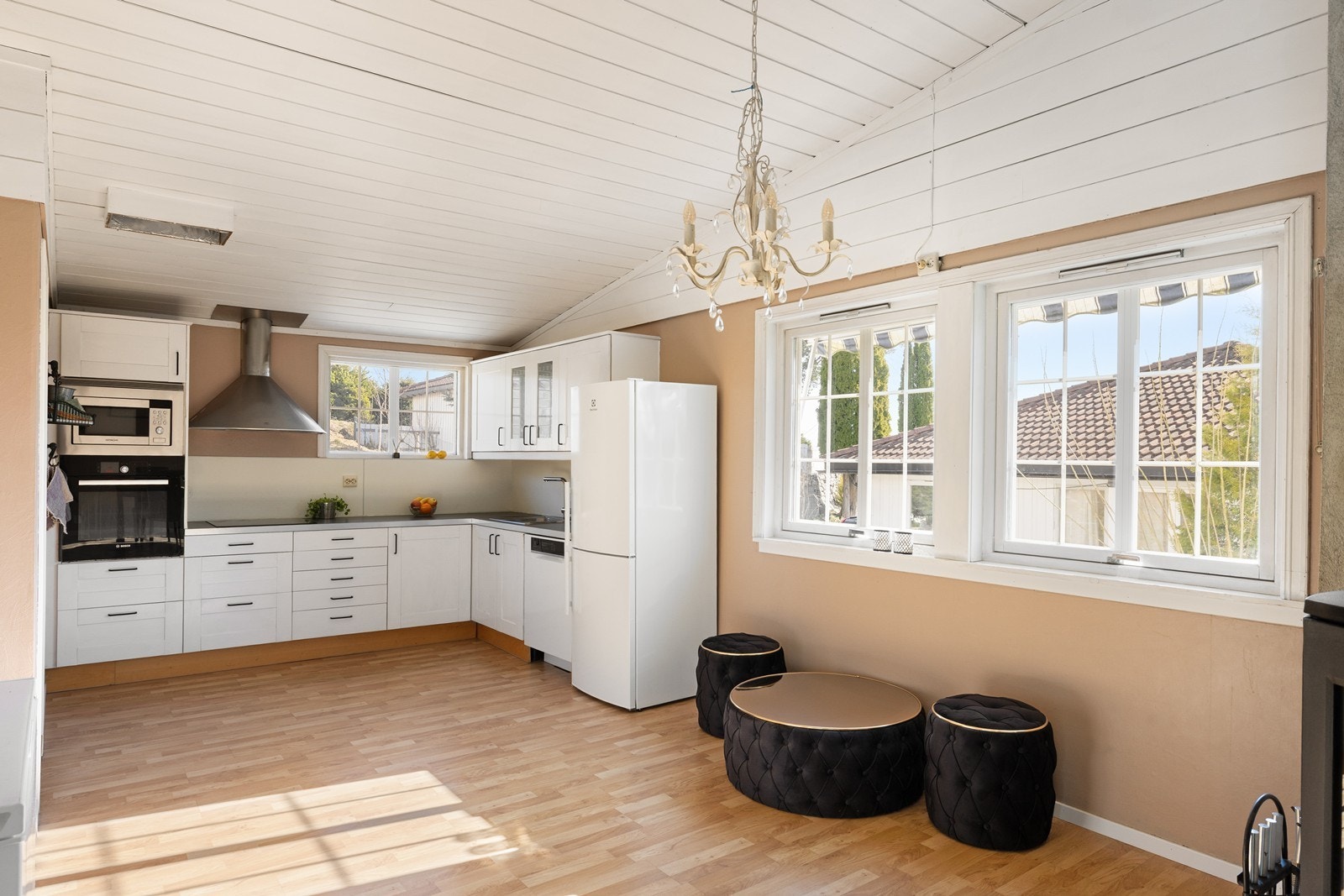 Rommet oppleves som en sosial sone med god plass til en hyggelig ekstra spisegruppe ved vinduet - en perfekt plass for hverdagsmåltider og sosiale sammenkomster med familie og venner. Galleribilde