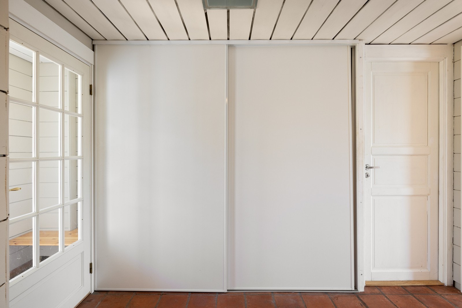 En praktisk skyvedørsgarderobe sørger for rikelige oppbevaringsmuligheter. Galleribilde