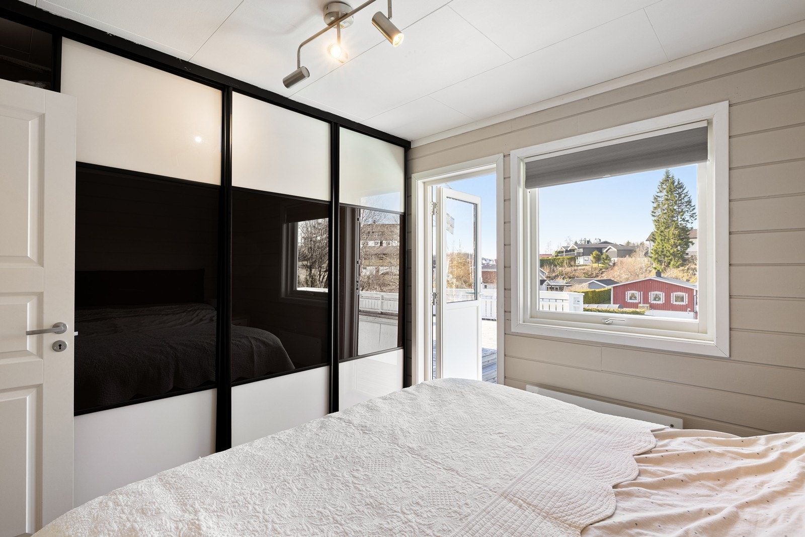 Fra det ene soverommet har man luksusen av direkte utgang til terrassen - ideelt for en forfriskende morgendukkert. Galleribilde
