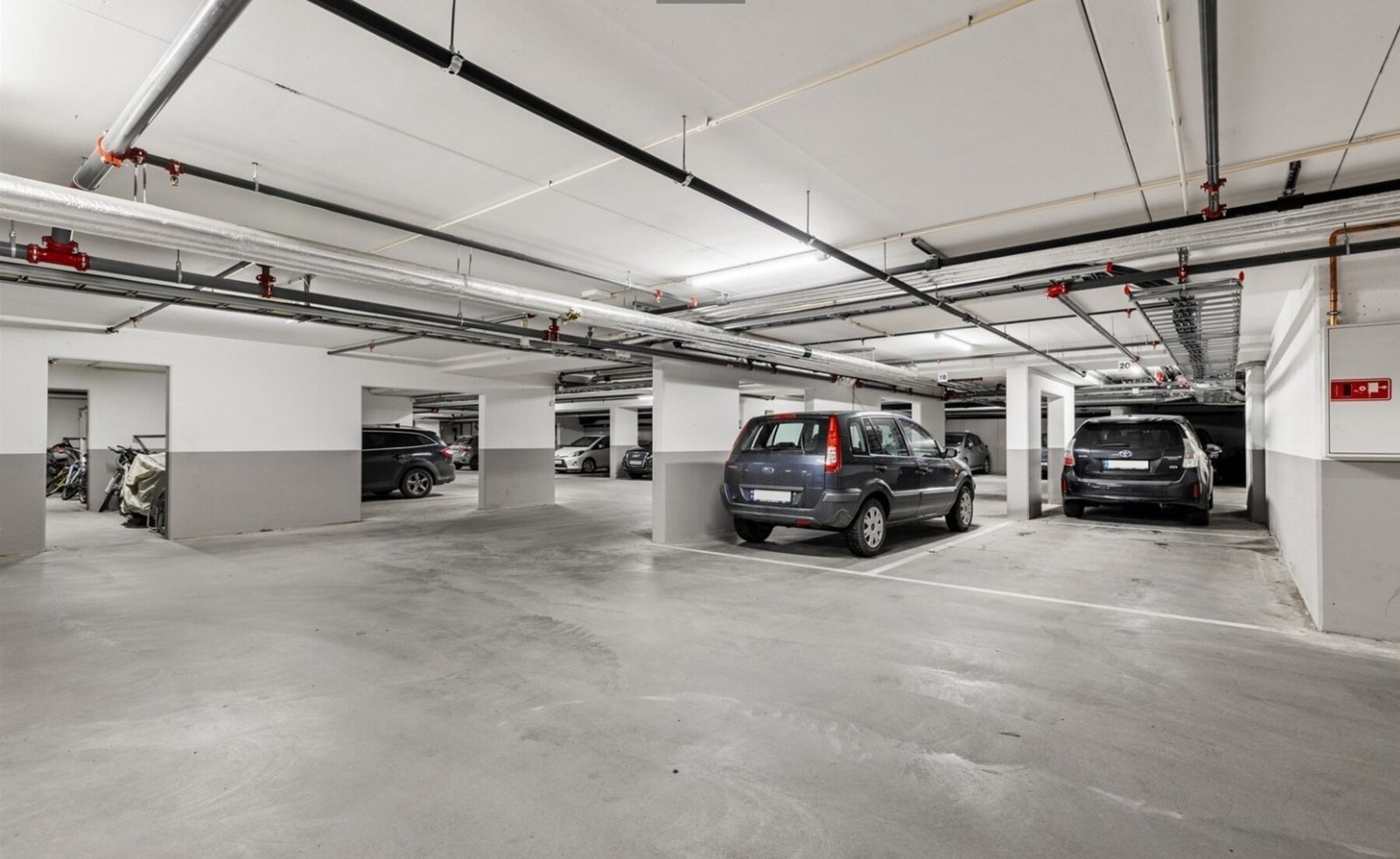 Pr i dag er det plass nr 16 som medfølger leiligheten. Dette er en HC plass som kan tildeles andre ved behov. Galleribilde