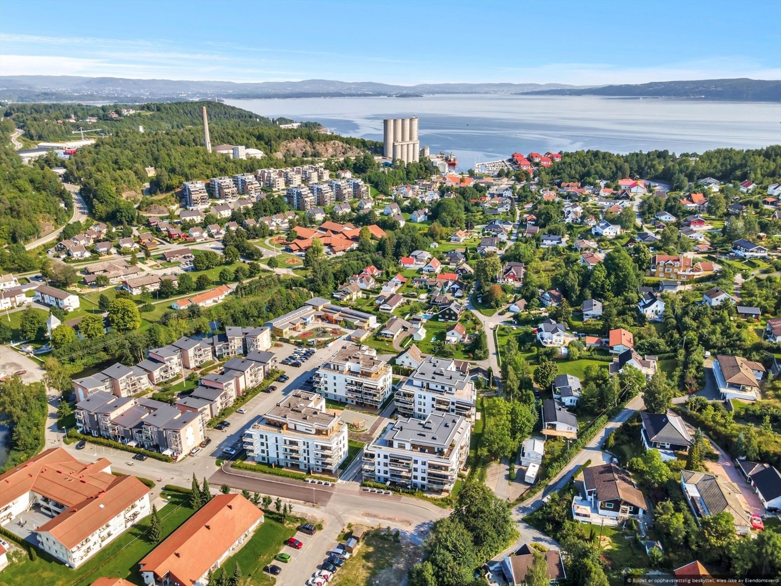 Velkommen til Slemmestad og Kirkealleen 118. Leiligheten har en meget sentral beliggenhet og nærhet til butikker og det kollektive Galleribilde