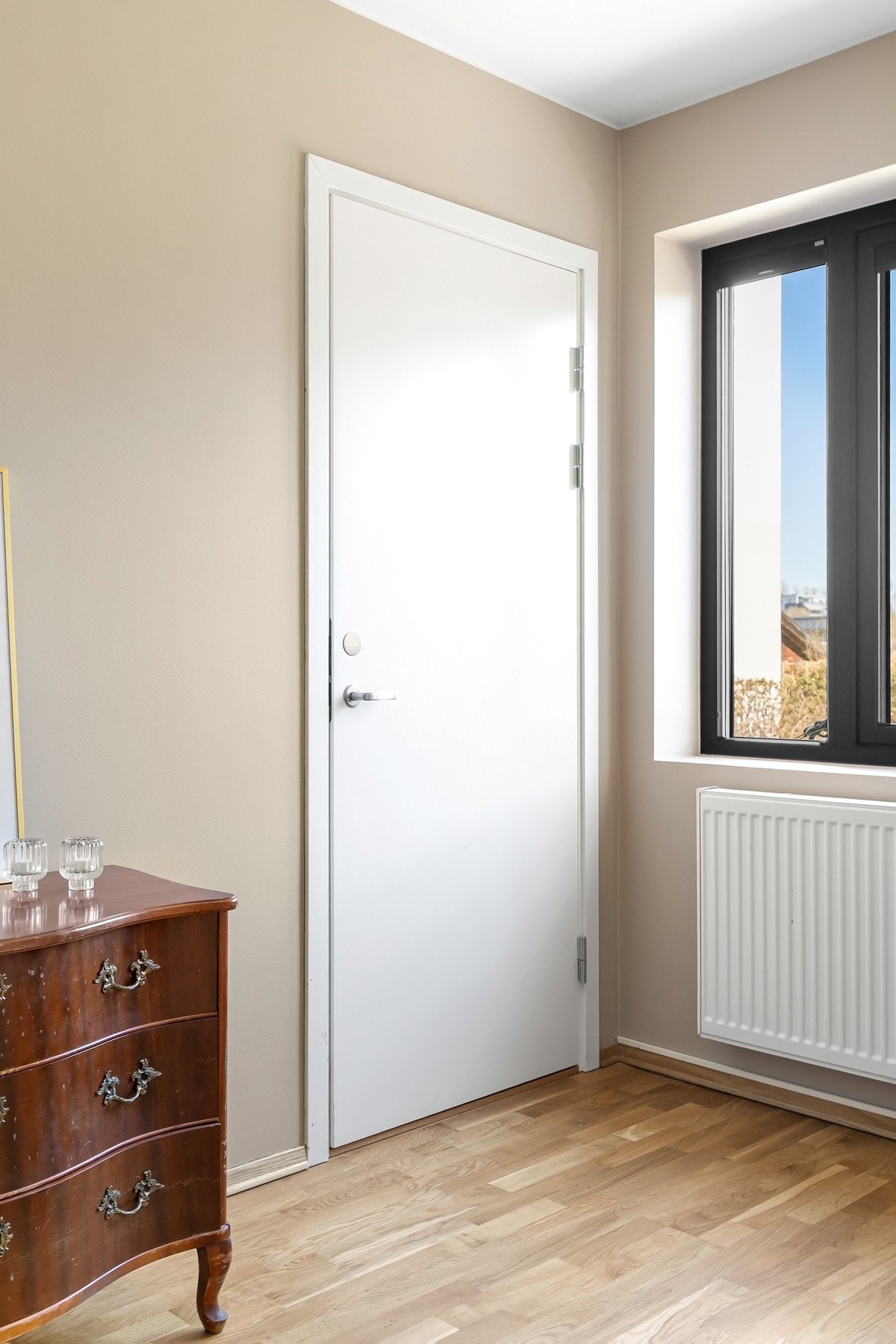 Fra hovedsoverommet har man en tilliggende bod på ca 4 kvm Galleribilde