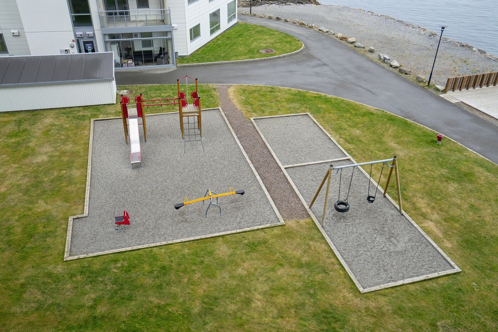 Lekeplass på fellesområdet, trygt og oversiktlig for de minste. Galleribilde