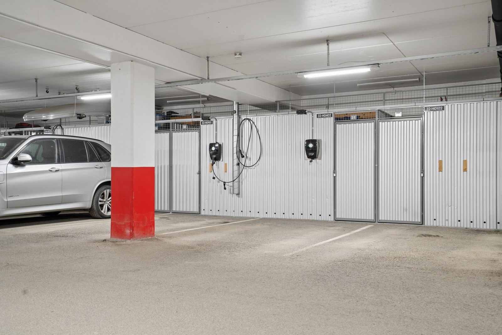 Fast parkeringsplass i felles garasjeanlegg. Elbillader er installert ved parkeringsplassen, og sportsbod medfølger. Galleribilde