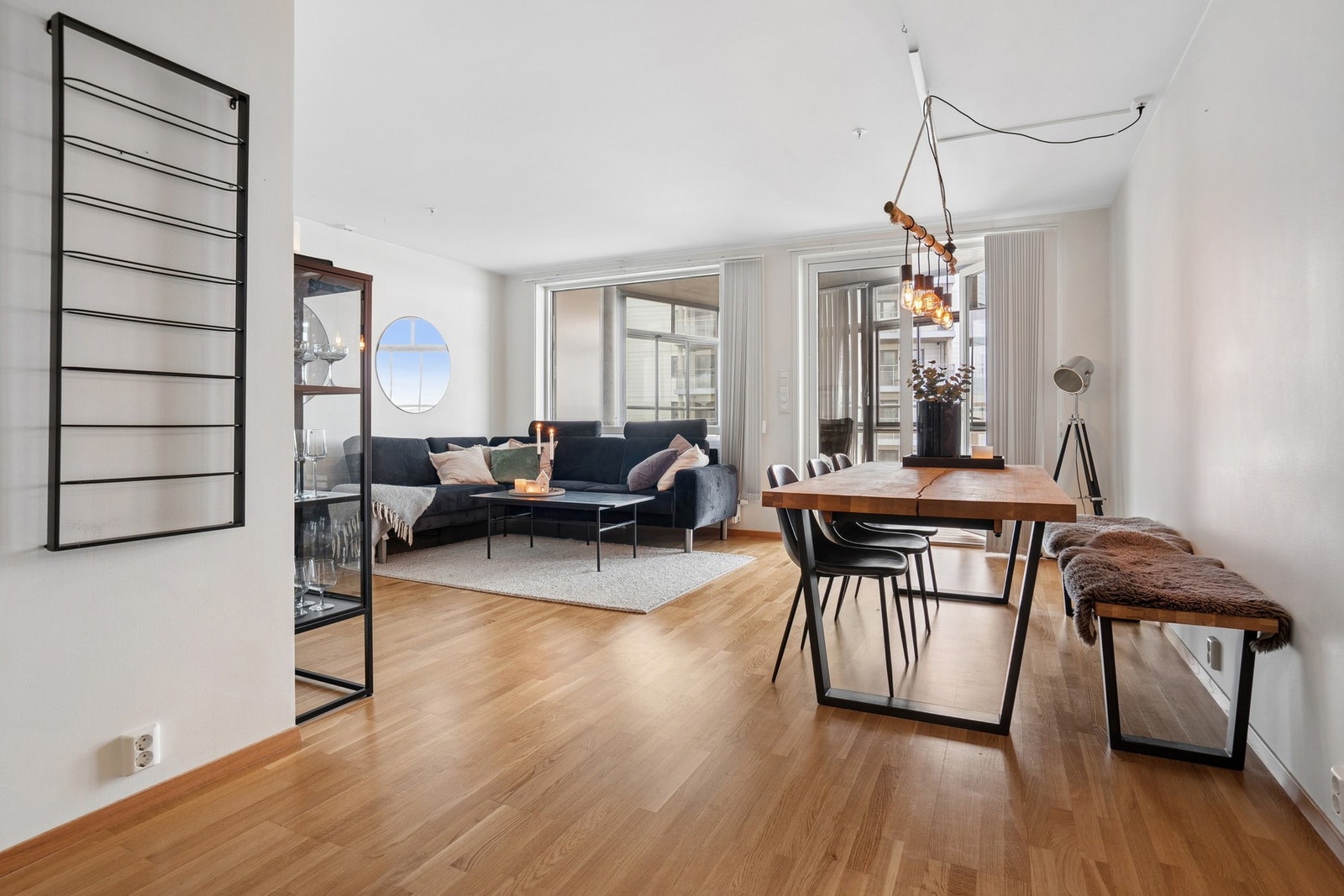Store vindusflater og utgang til innglasset balkong gir rikelig med dagslys og en god romfølelse. Galleribilde