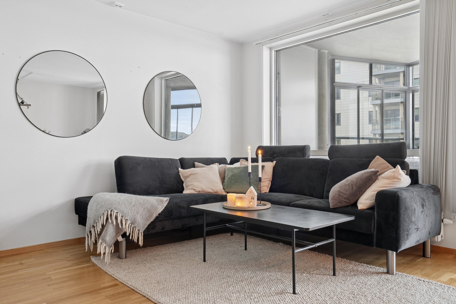 De store vinduene rammer inn utsikten og slipper inn rikelig med naturlig lys. Galleribilde