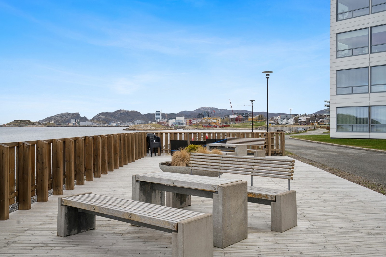 Felles uteområde med sittegrupper og umiddelbar nærhet til sjøkanten. Galleribilde