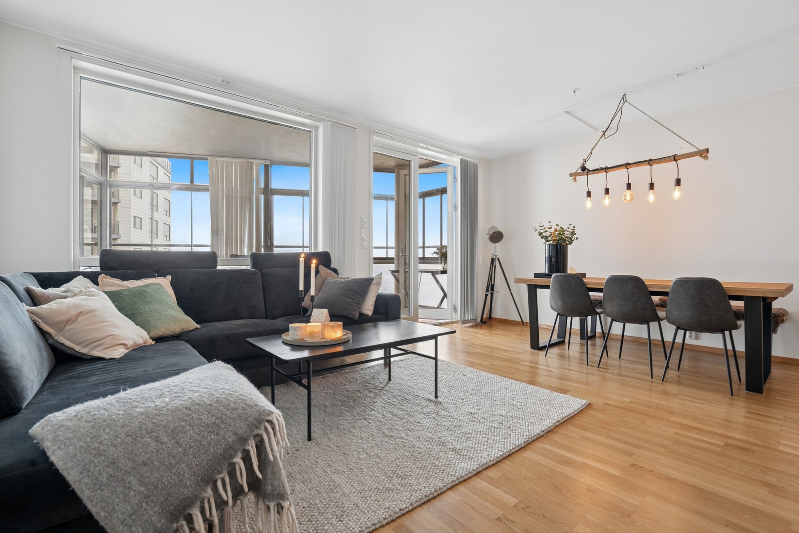 Stuen er romslig med en delvis åpen løsning mot kjøkkenet, og har plass til både sofagruppe og spisebord. Galleribilde