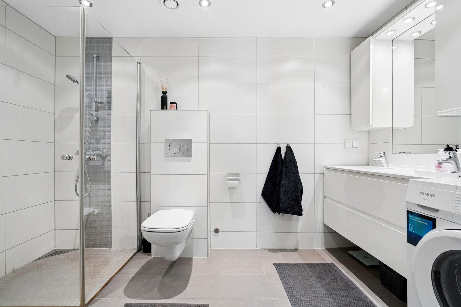 Badet er flislagt med elektriske varmekabler i gulv som sikrer god komfort. Galleribilde