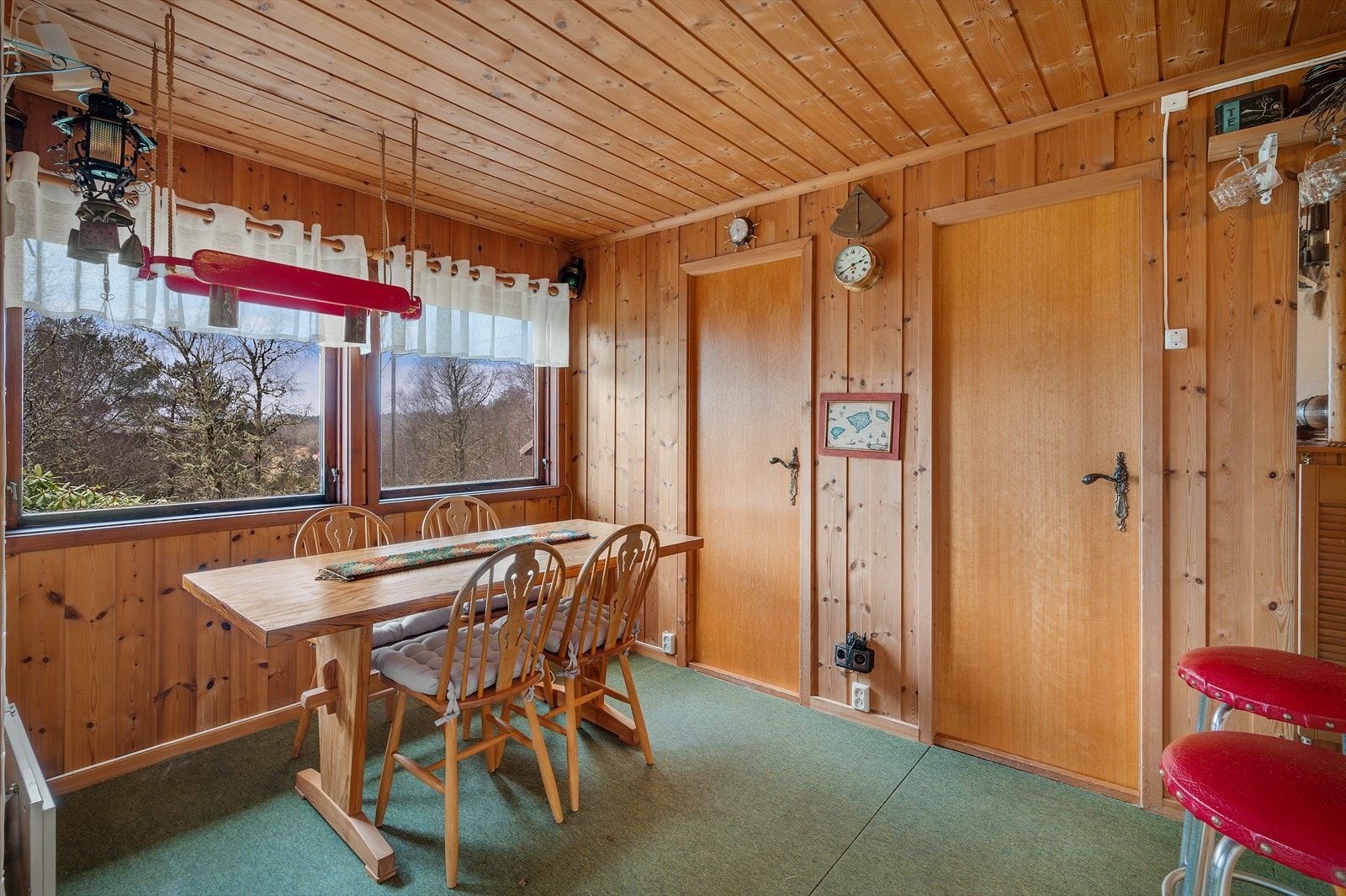 Det er god plass til et stort spisebord med sitteplass for flere. Galleribilde