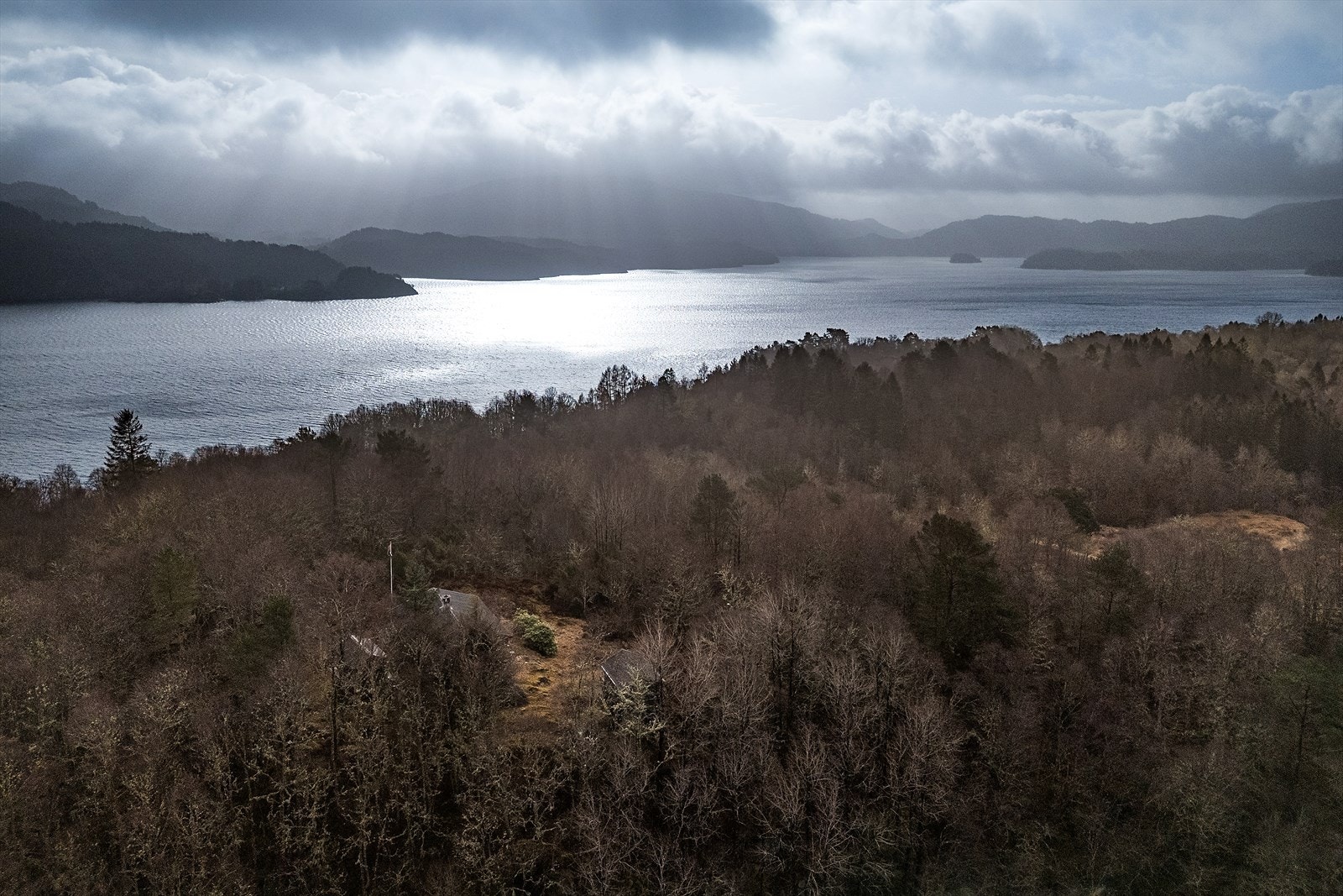 Området byr på vakre omgivelser med kort vei til både fjellterreng og sjø, og gir gode muligheter for friluftsliv og rekreasjon året rundt. Galleribilde