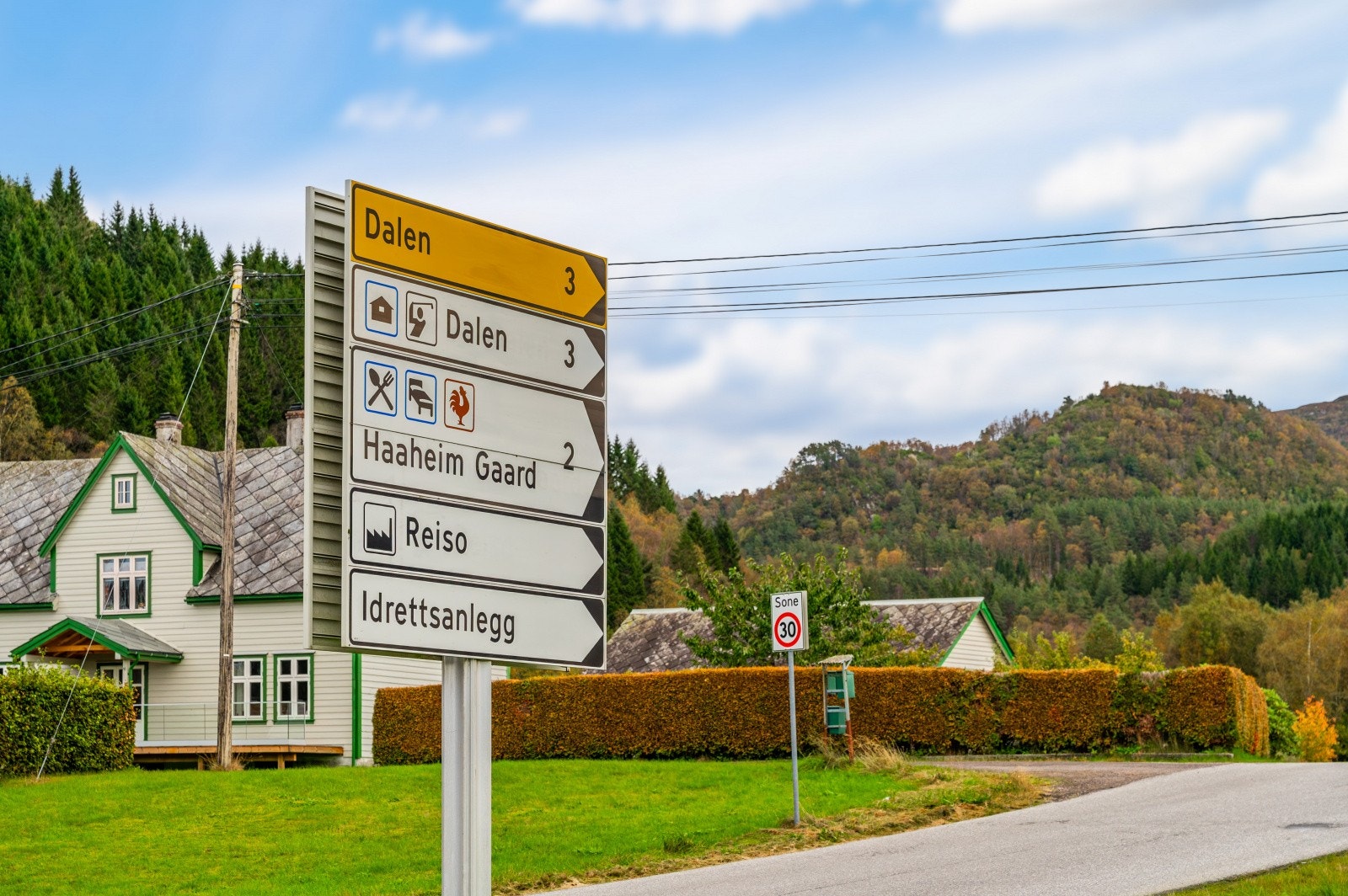 Her er du omkranset av kultur, natur og servicetilbud. Haaheim Gaard er en sjarmerende historisk gård med hotell, restaurant og vakker hage. Perfekt for overnatting og hyggelige opplevelser. Galleribilde