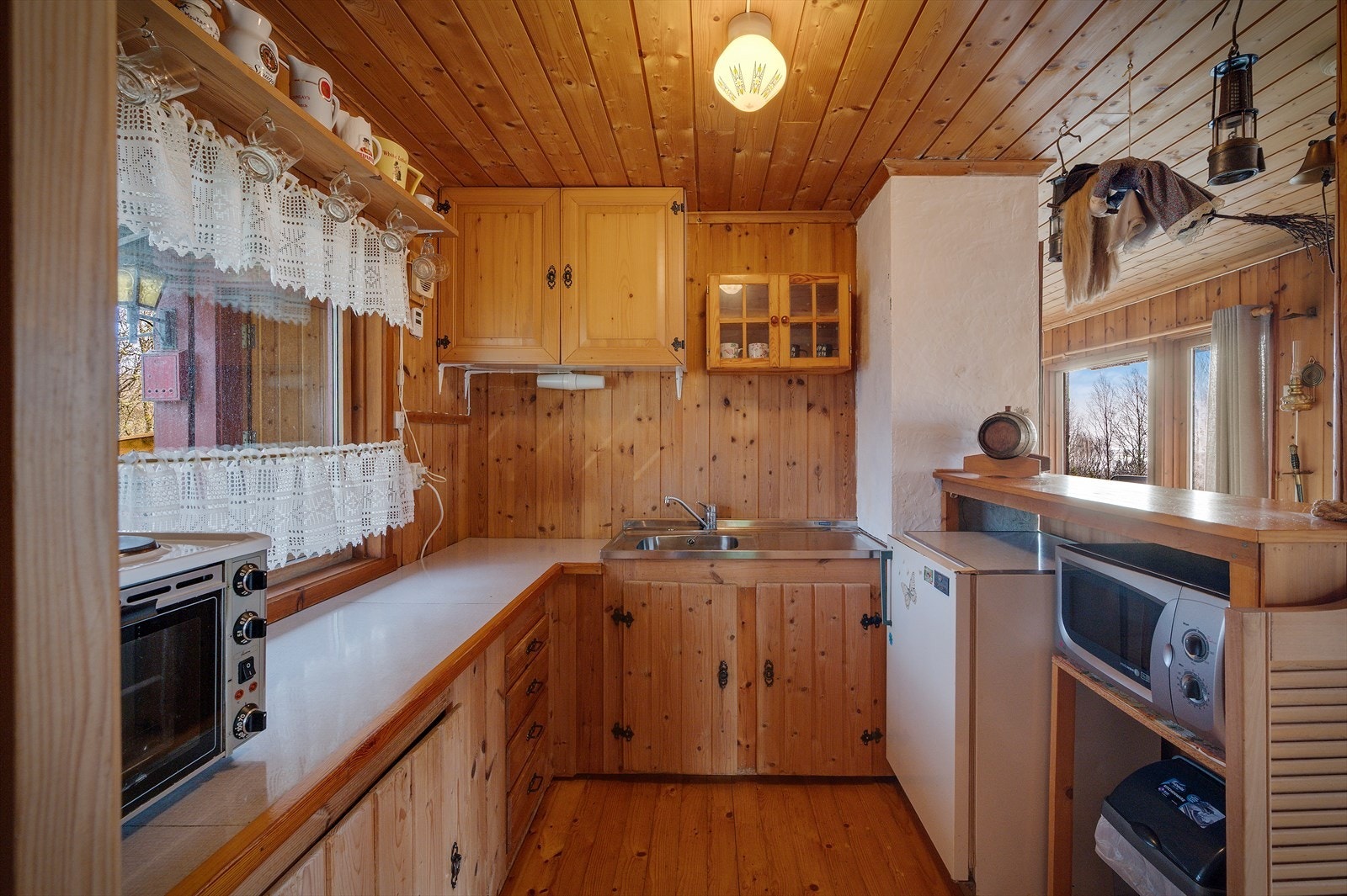 Romslig kjøkken med rikelig skapplass og gode arbeidsflater. Det er vanntank fra takvann med pumpe. Galleribilde