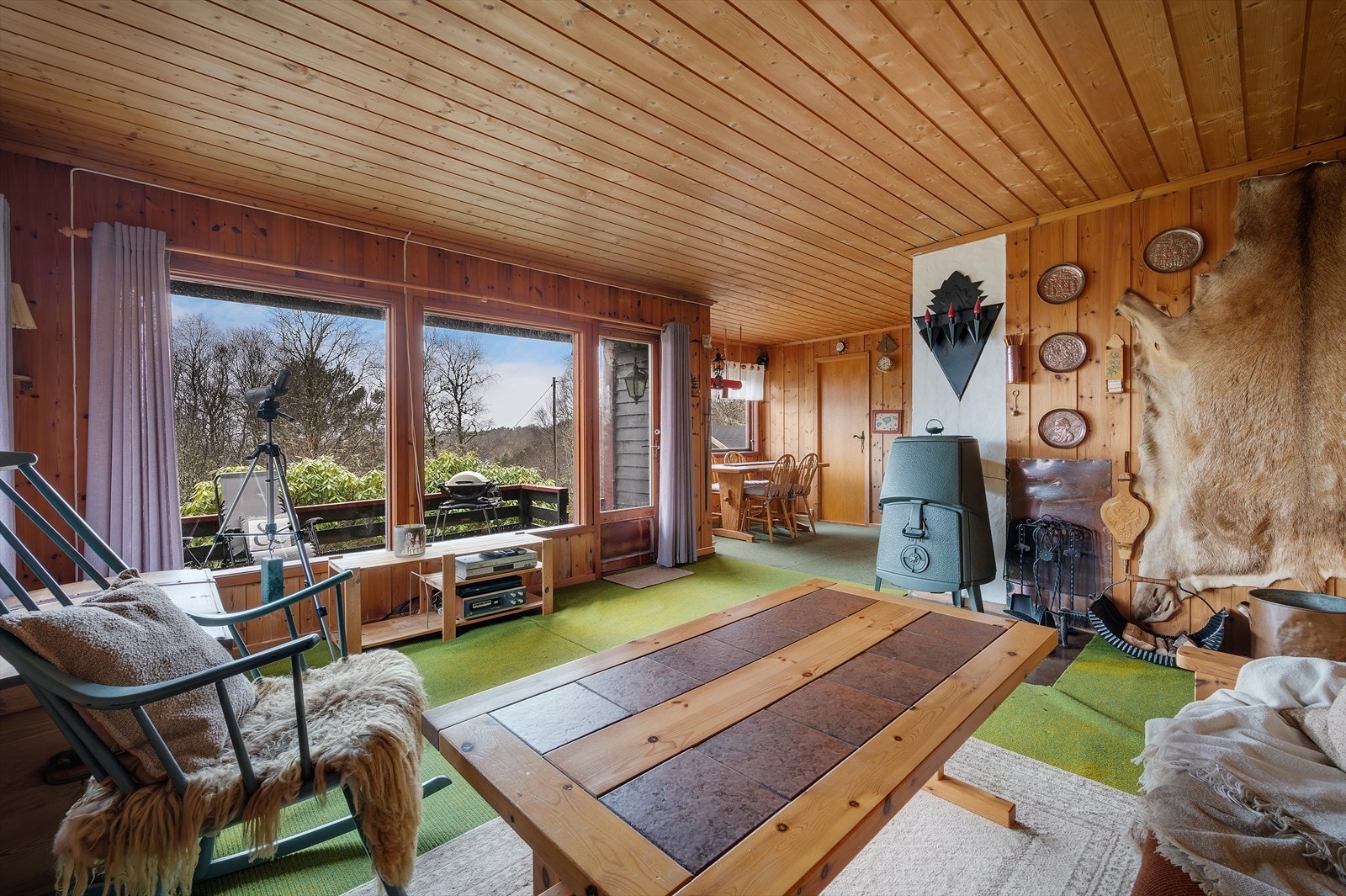 Romslig stue med store vindusflater som slipper inn rikelig med naturlig lys. Galleribilde