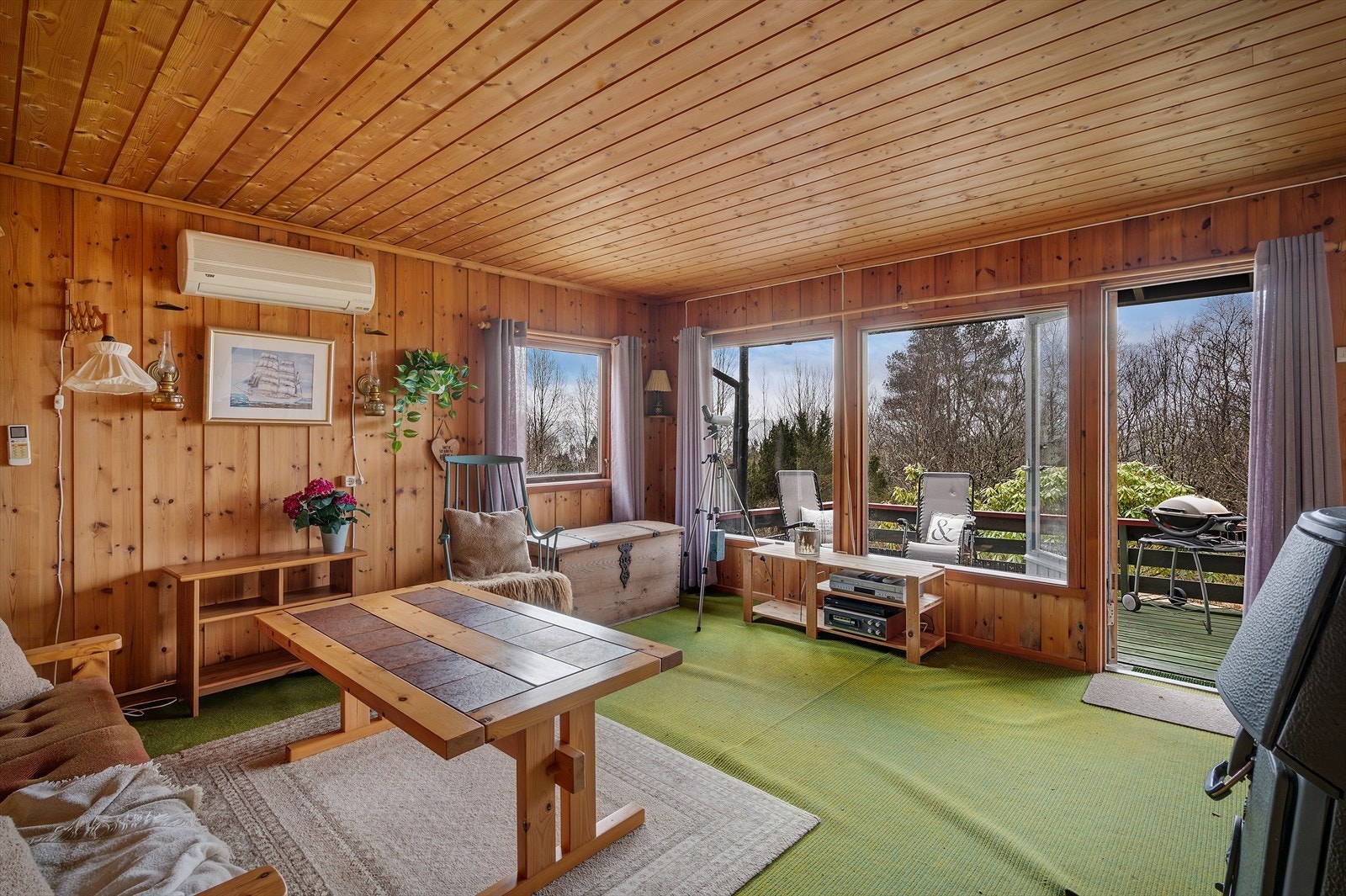 Fra stuen er det utgang til terrasse og uteområdet. Galleribilde