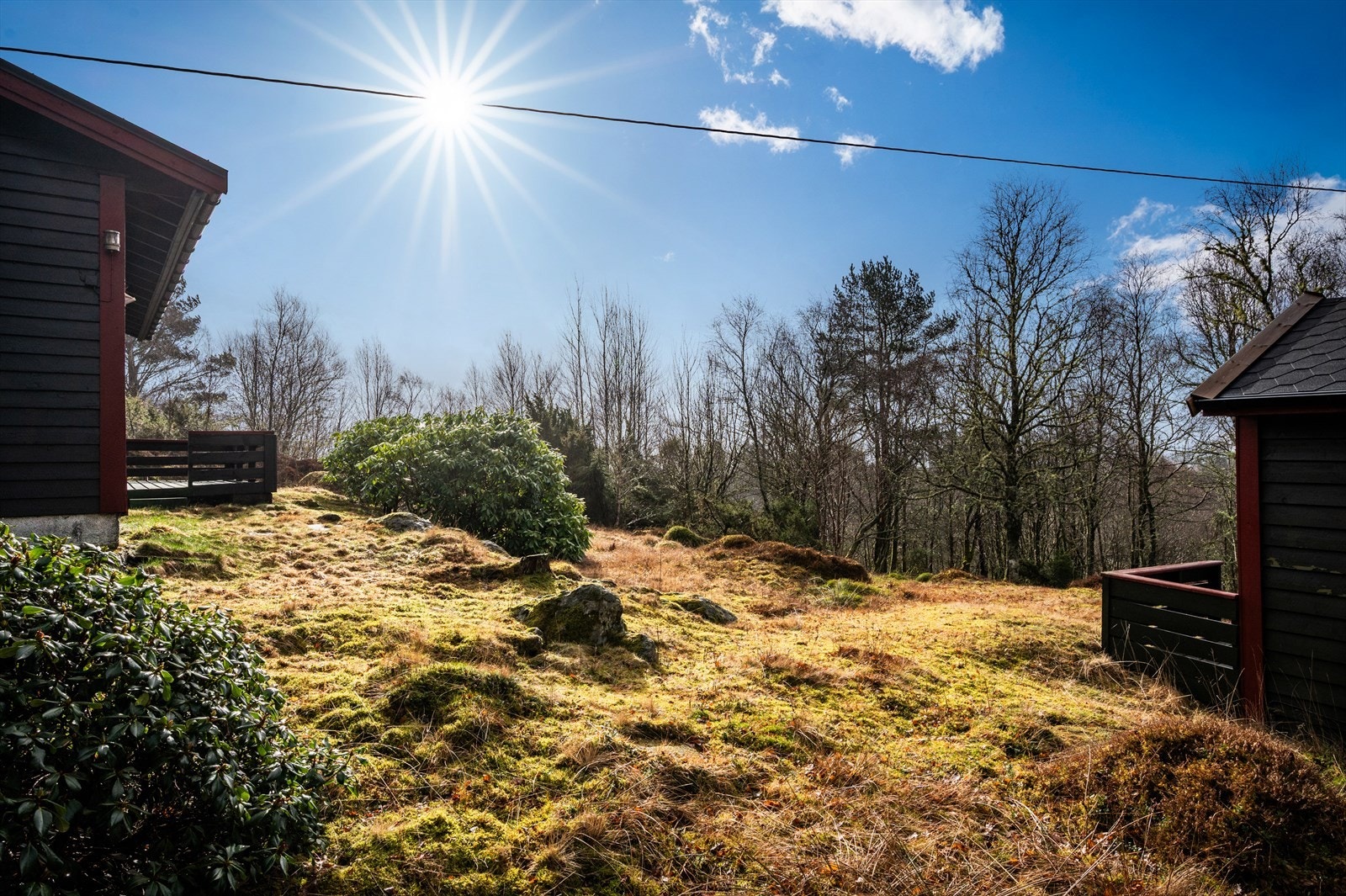 Eiendommen ligger på en eiet tomt på 1099 m², omgitt av skog, stillhet og frisk luft. Galleribilde