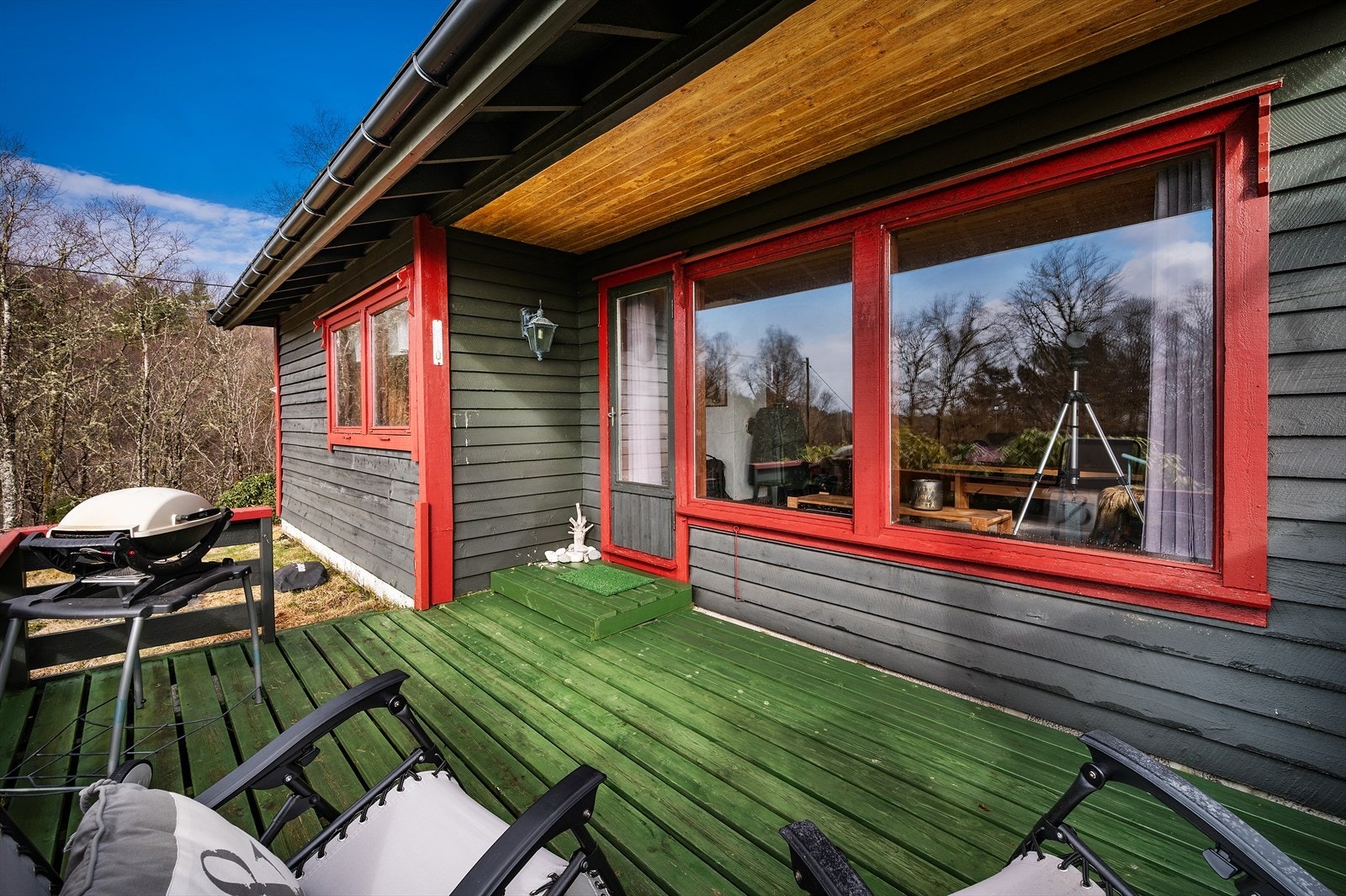 Romslig terrasse på ca. 38 m² med gode solforhold, hvor solen nytes til ca. kl. 19 på sommerstid. Galleribilde
