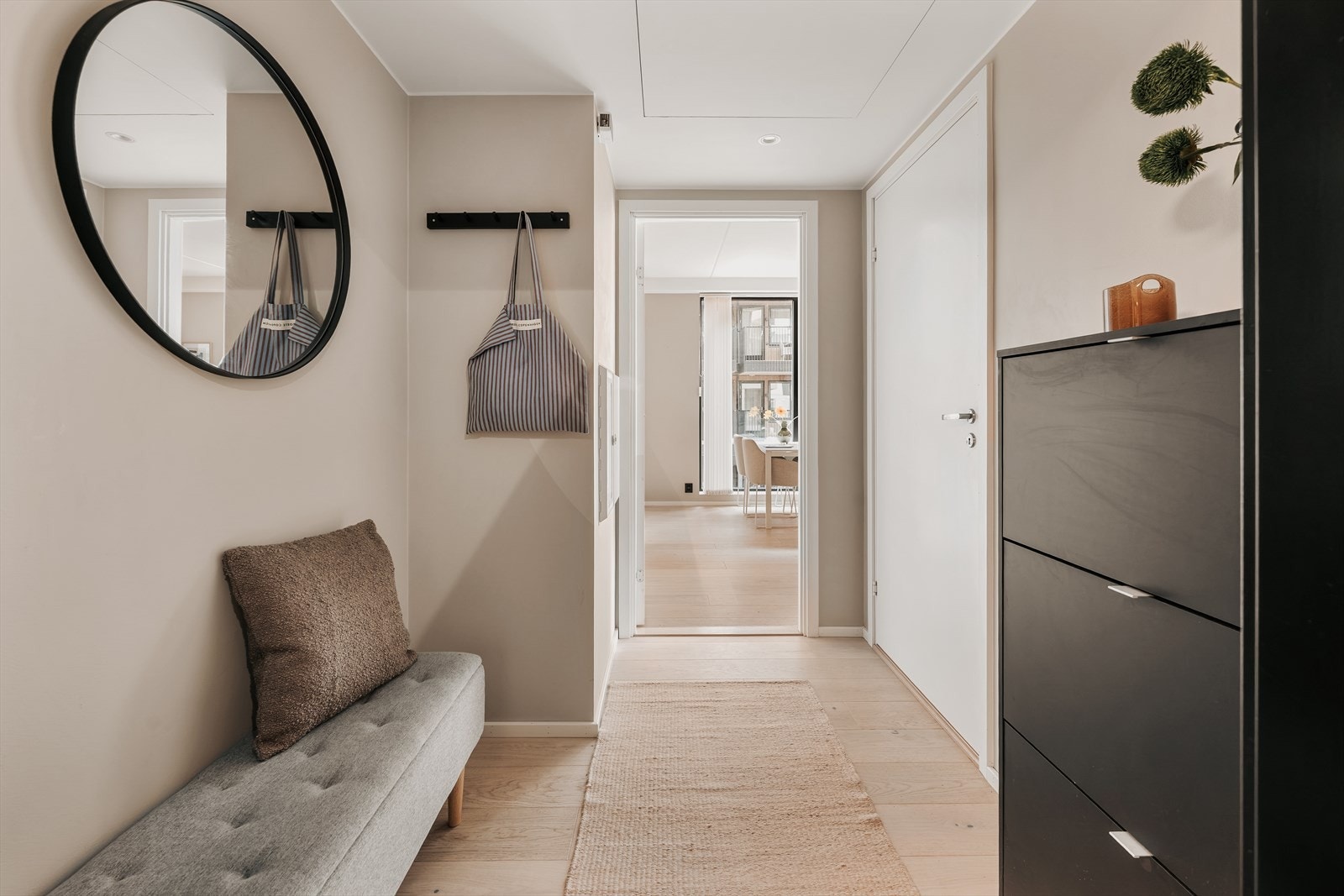Innbydende entre med plass til et garderobeskap. Galleribilde