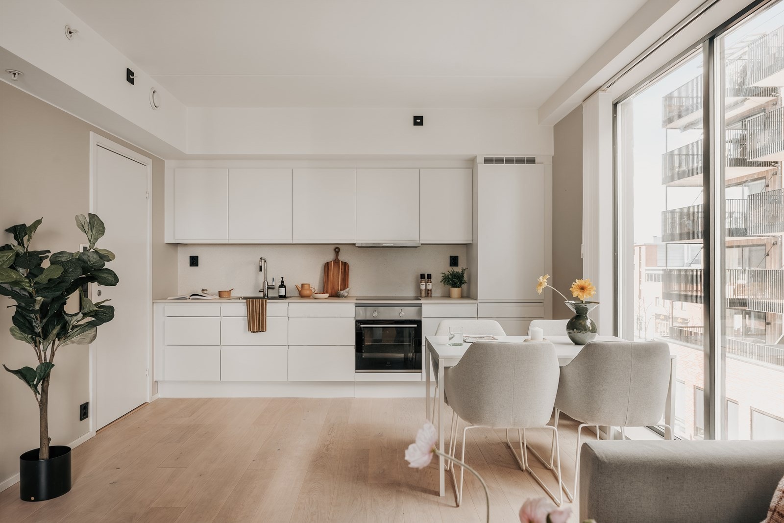 Moderne kjøkkeninnredning fra HTH med glatte fronter og laminat benkeplate. Galleribilde