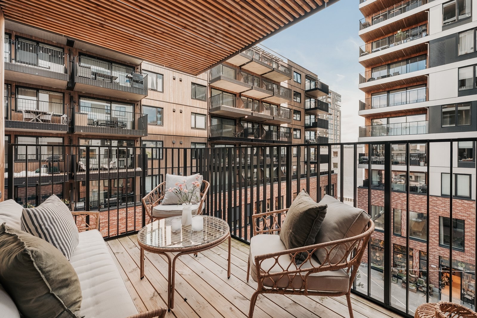 Balkongen er på ca. 8 m² og har god plass til sittegruppe. Galleribilde