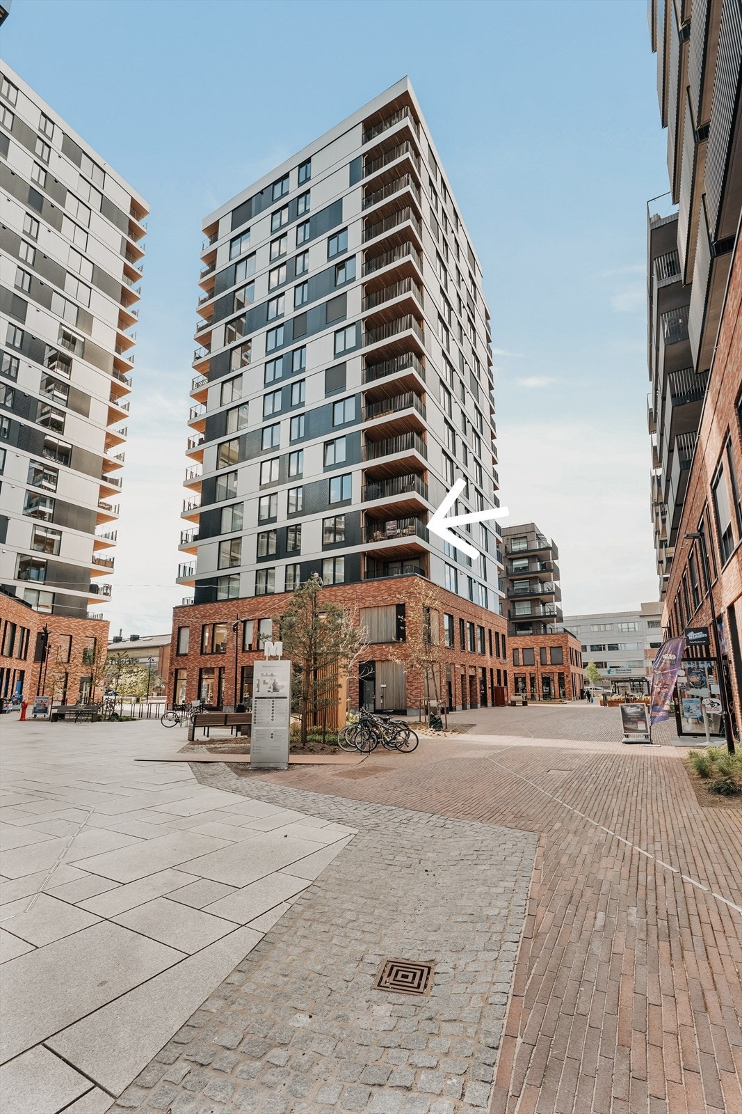 Leiligheten er beliggende i 4.etasje. Det er gangavstand til alt man trenger i hverdagen, og kun 4 min. gange til Lillestrøm togstasjon og bussterminal. Galleribilde