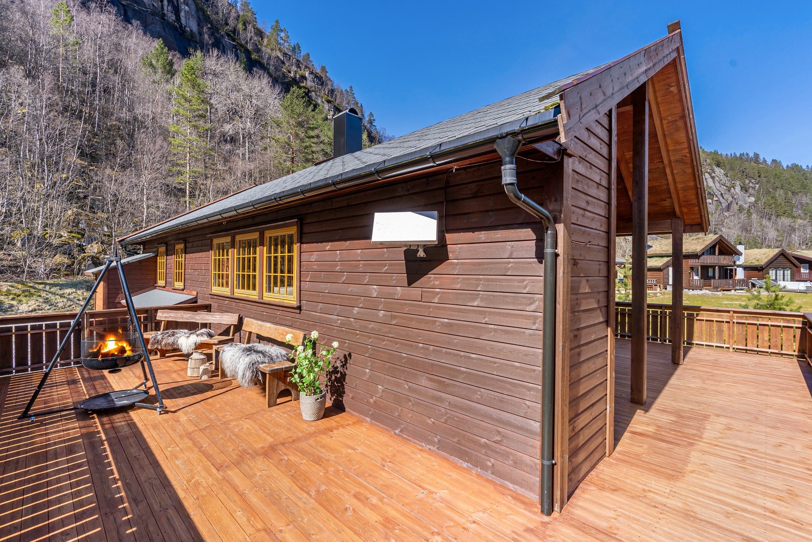 Hytta har hele 64m² med terrasseareal med fantastiske solforhold. Galleribilde