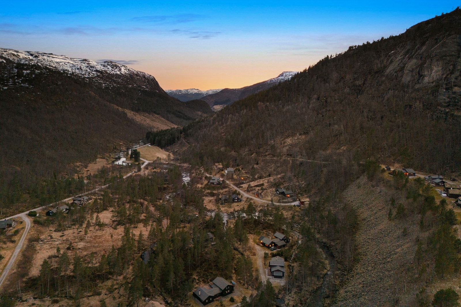 Området er et etablert hyttefelt beliggende i naturskjønne og rolige omgivelser. Galleribilde