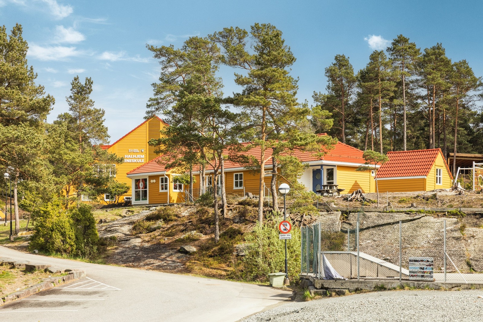Halhjem barneskule ligger ca. 1,5 kvm fra boligen. Galleribilde