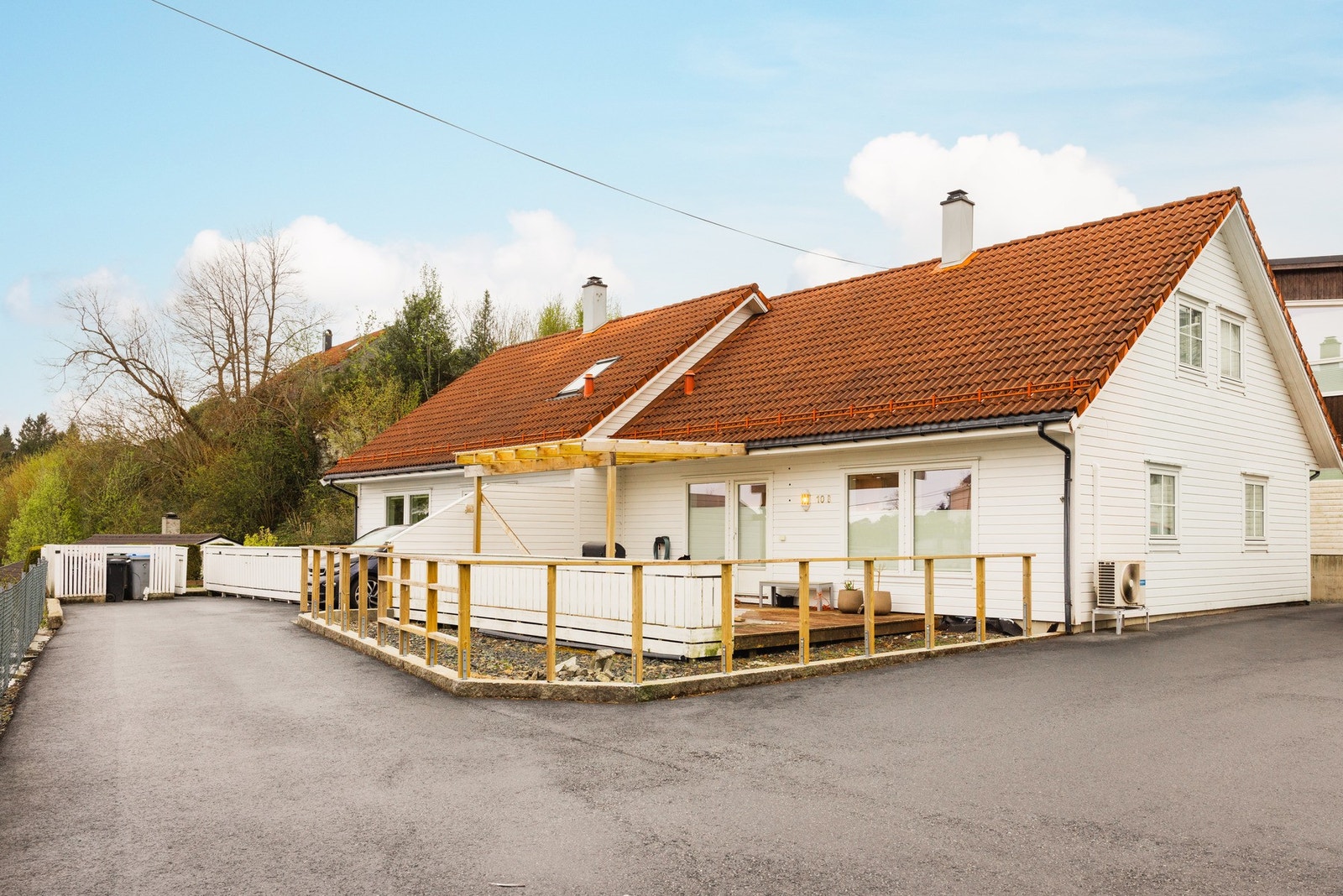 Kjeldevegen 10A ligger i et svært attraktivt, veletablert og familievennlig boligområde på Halhjem. Galleribilde