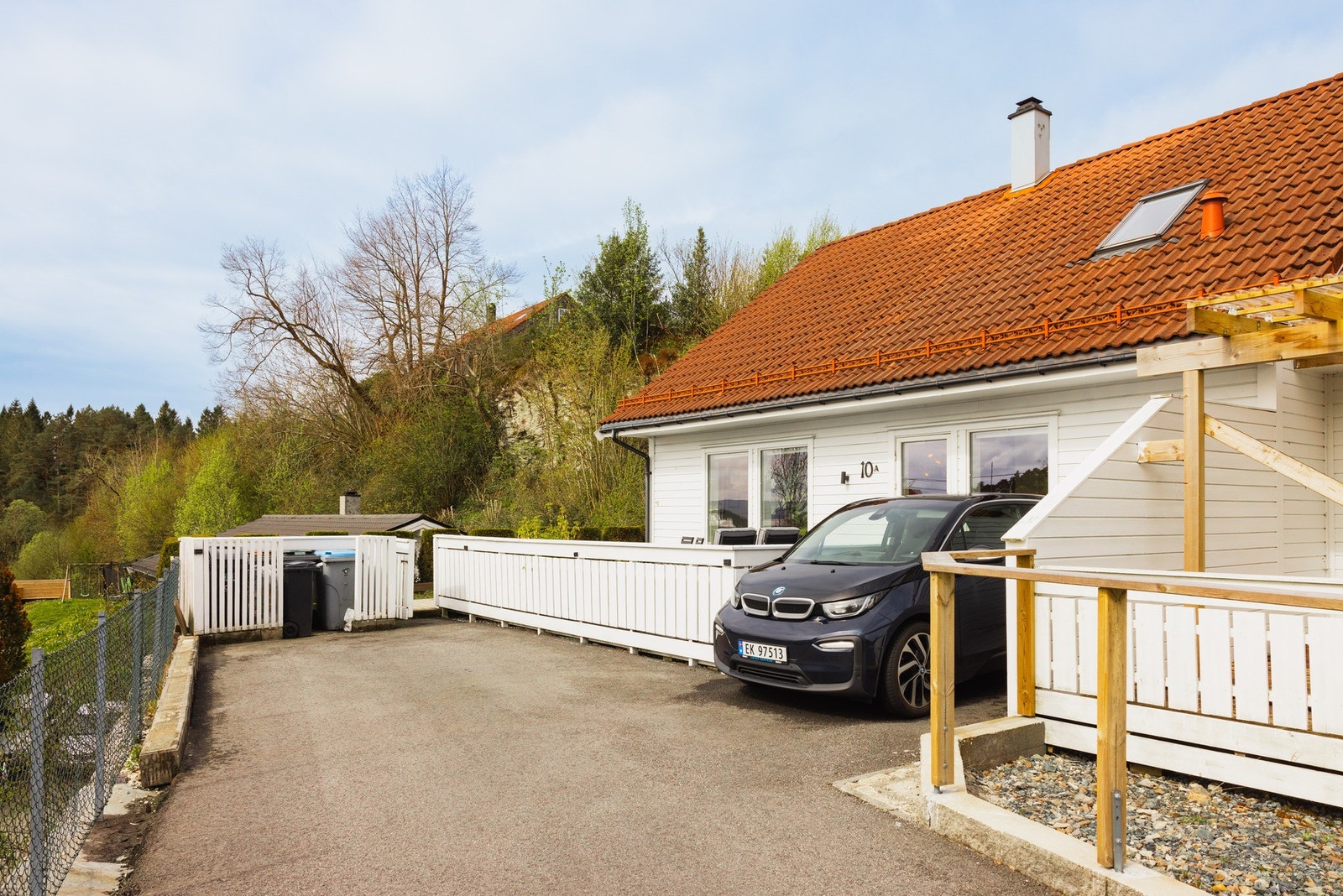 Tomten gir rom for parkering av to biler. Det er montert el-bil lader. Galleribilde