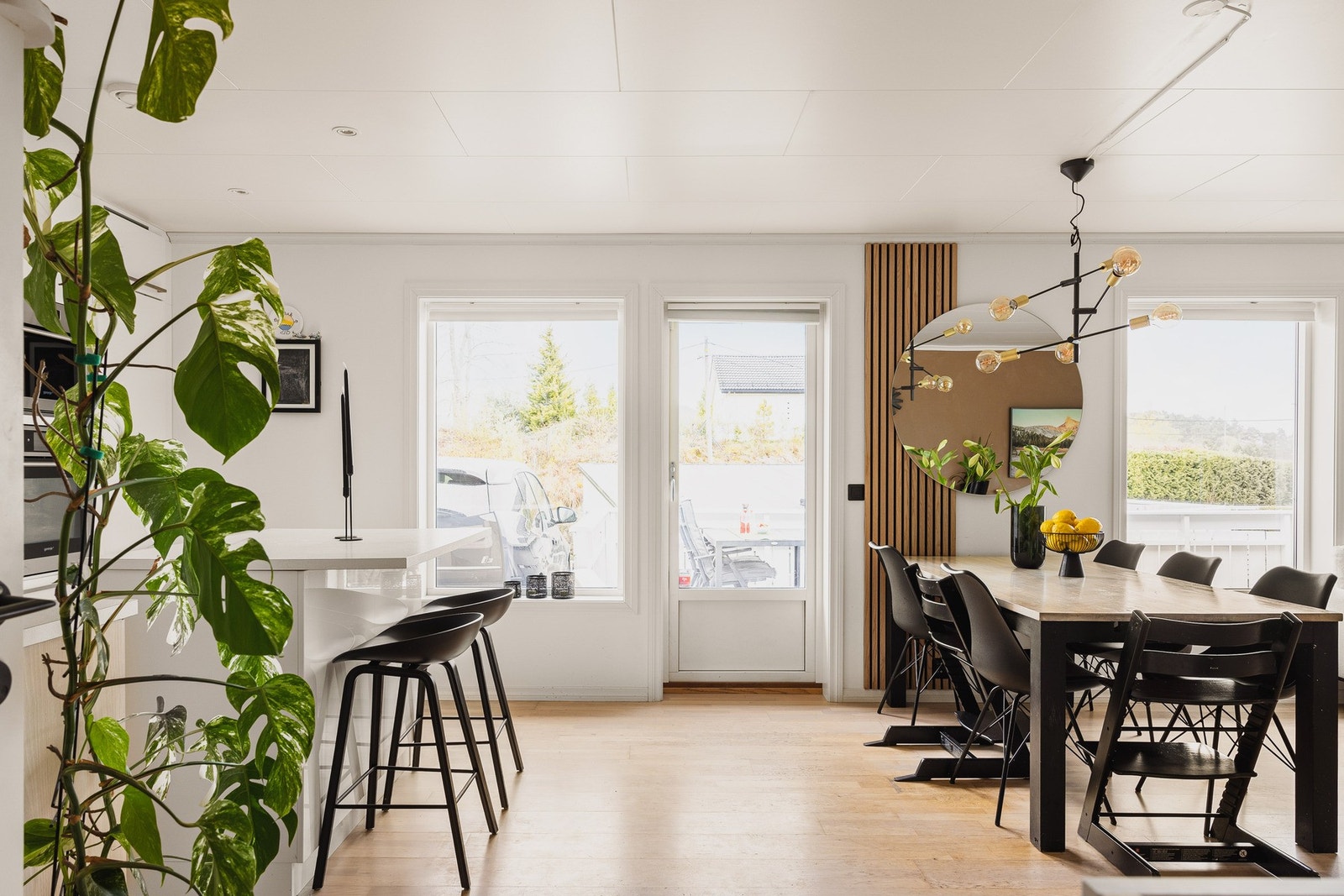 Fra stuen er det direkte utgang til en stor terrasse på ca. 45 kvm. Galleribilde