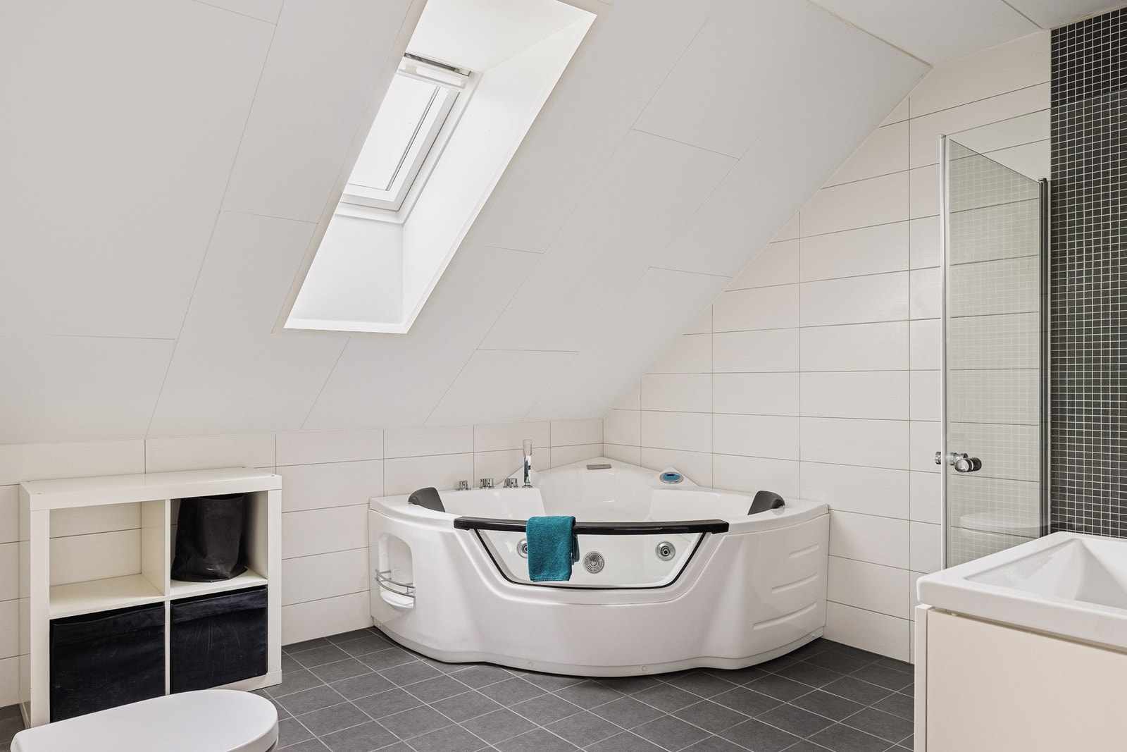 Badet i 2. etasje er helfliset med dusjhjørne, vegghengt toalett og varmekabler i gulvet. Galleribilde