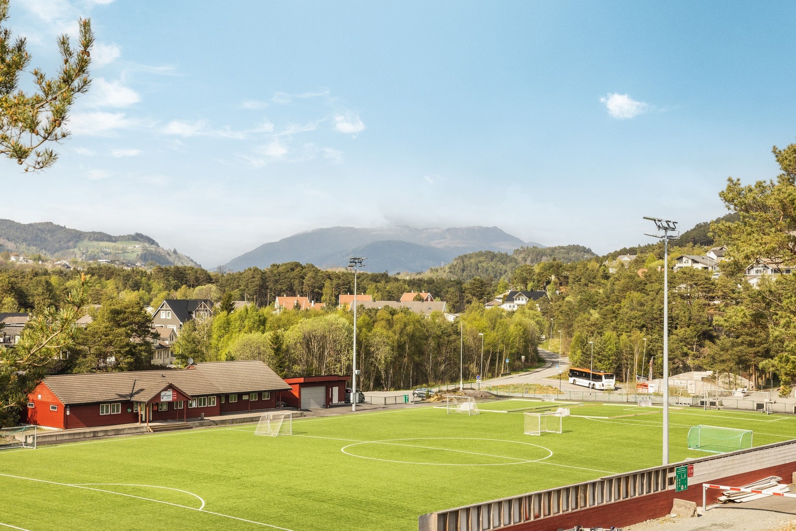 I området er det idrettsanlegg, fotballbaner og aktivitetsområder som bidrar til et aktivt og inkluderende nærmiljø. Galleribilde