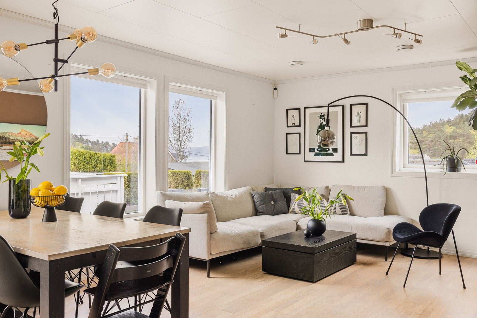 Her er det god plass til både sofagruppe og spisebord. Planløsningen inviterer til sosiale sammenkomster med familie og venner. Galleribilde