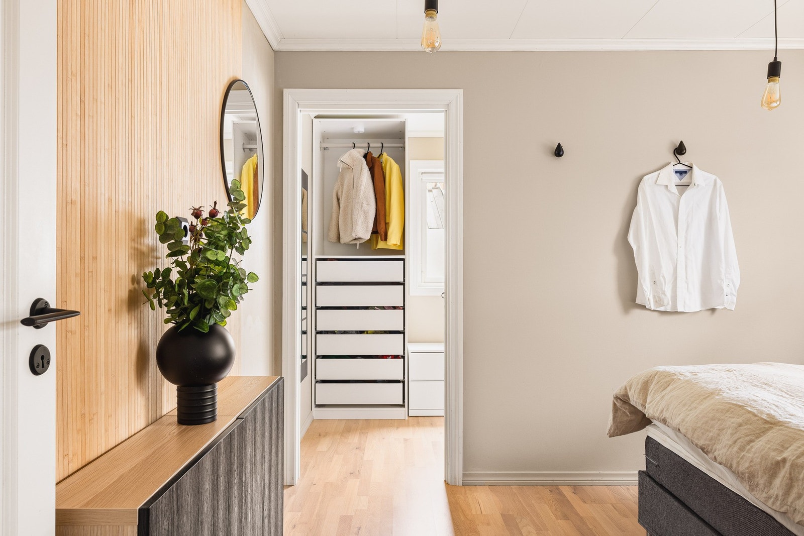 Soverommet har tilknytning til en egen walk-in garderobe på 6,9 kvm. Galleribilde