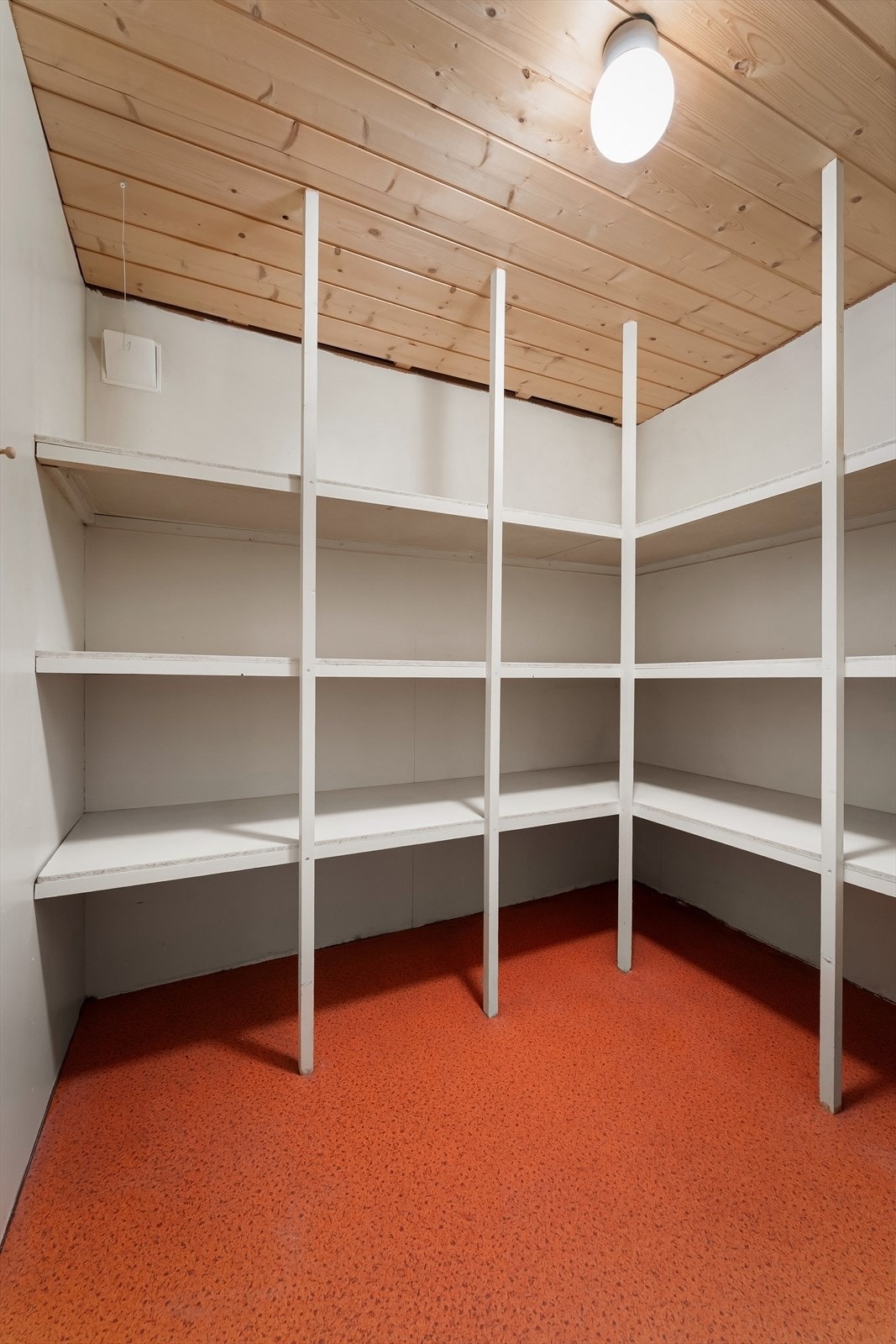 Plassbygde hyller gir effektiv utnyttelse av lagringsplassen. Galleribilde