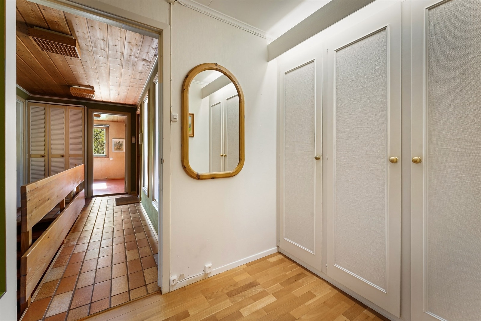 Entréen har god plass til garderobeløsninger og leder videre inn i boligens hovedetasje. Galleribilde