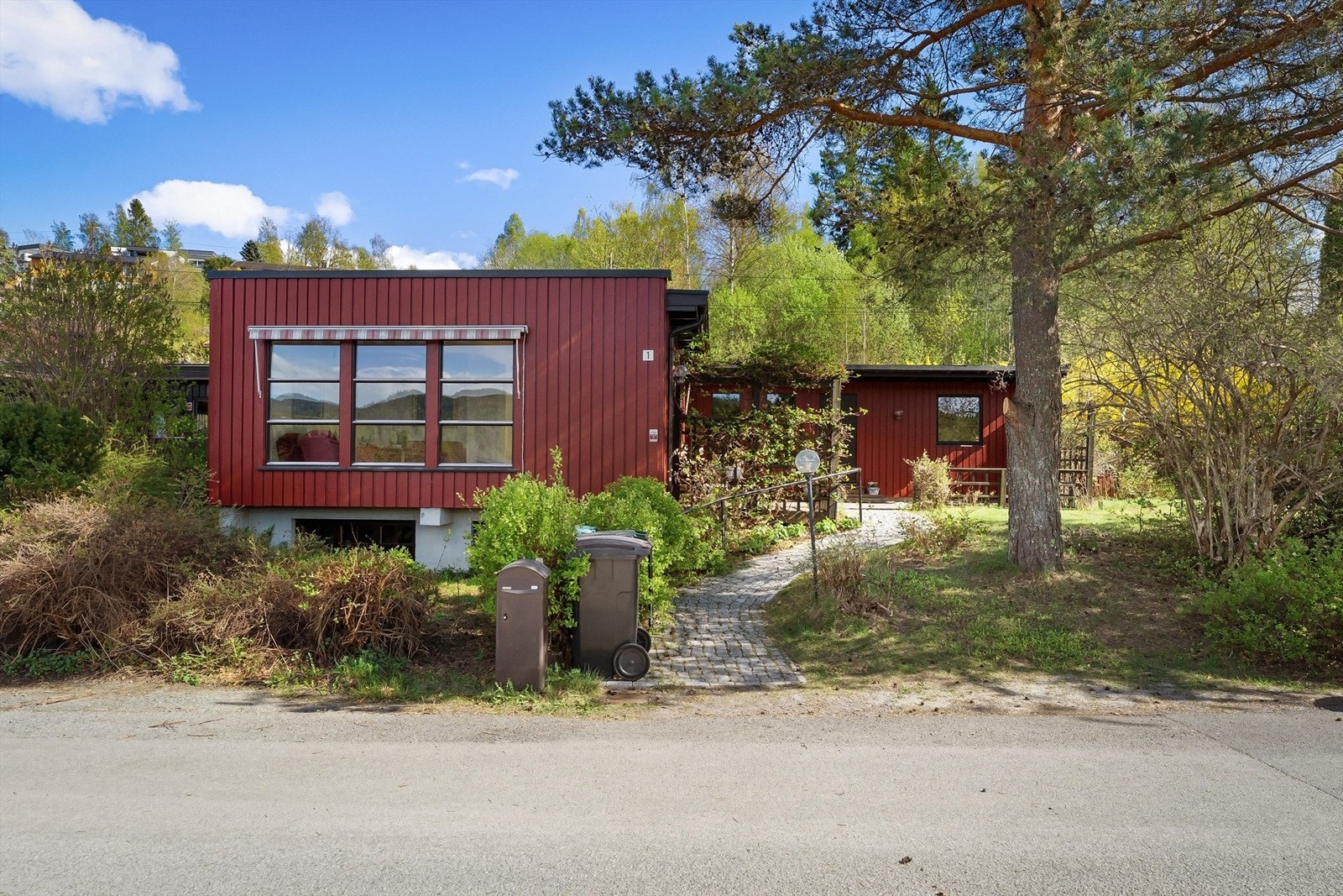 En innholdsrik familiebolig med stort potensial, beliggende på en flat og solrik tomt i et veletablert villastrøk. Galleribilde