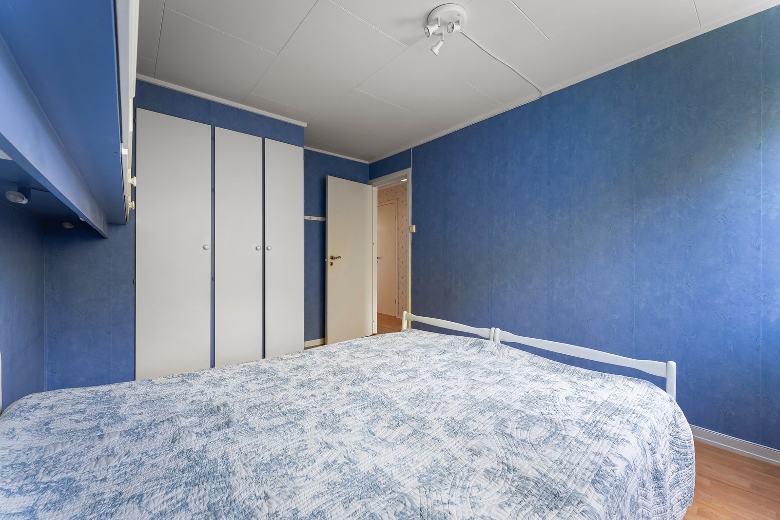 Soverom med plassbygde skap gir god lagringsplass. Galleribilde