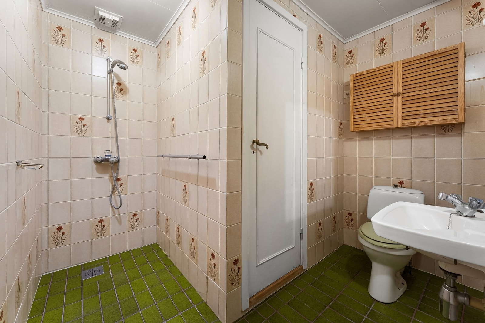 Badet i kjelleren er fra byggeåret og har gulvvarme. Galleribilde