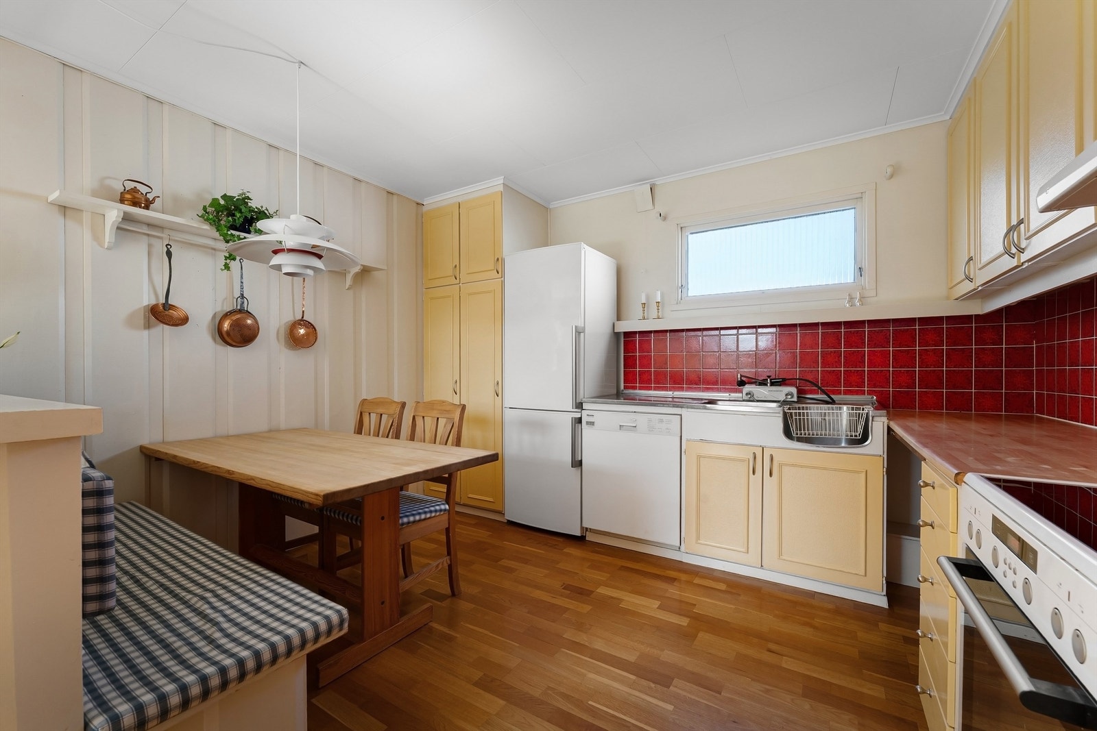Kjøkkeninnredningen er fra byggeåret, med benkeplate i rustfritt stål og laminat. Her ligger alt til rette for å skape ditt drømmekjøkken. Galleribilde