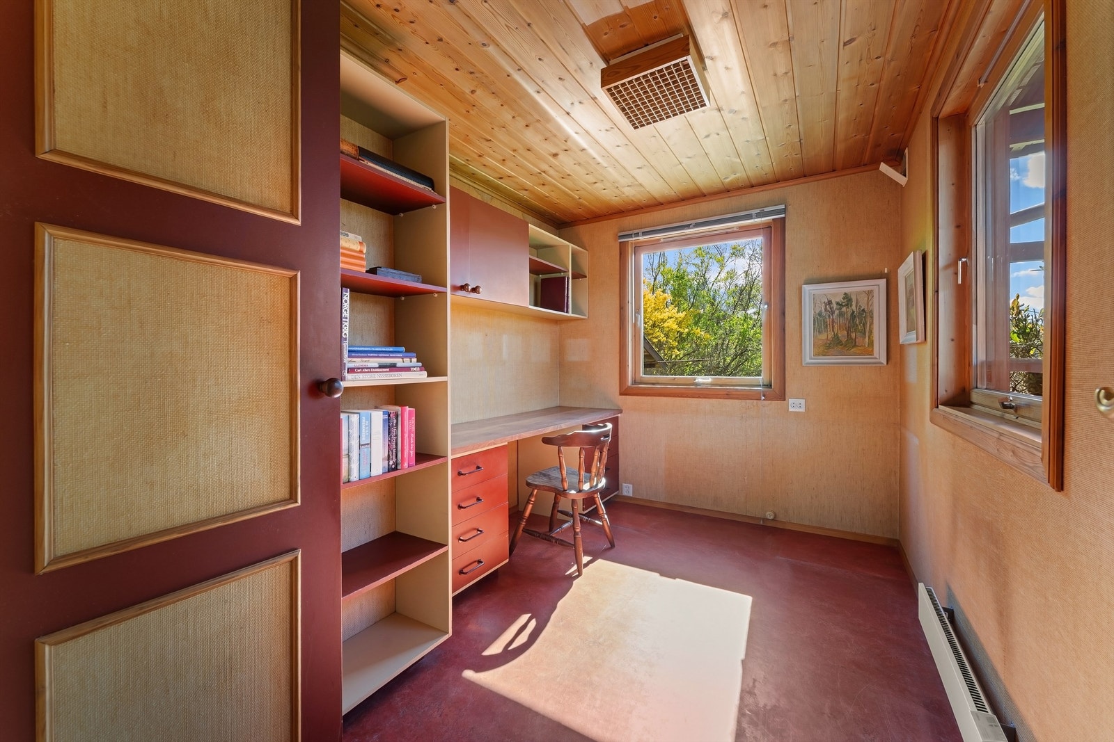 I tillegg til soverommene har etasjen to rom som i dag er innredet som kontor. Galleribilde