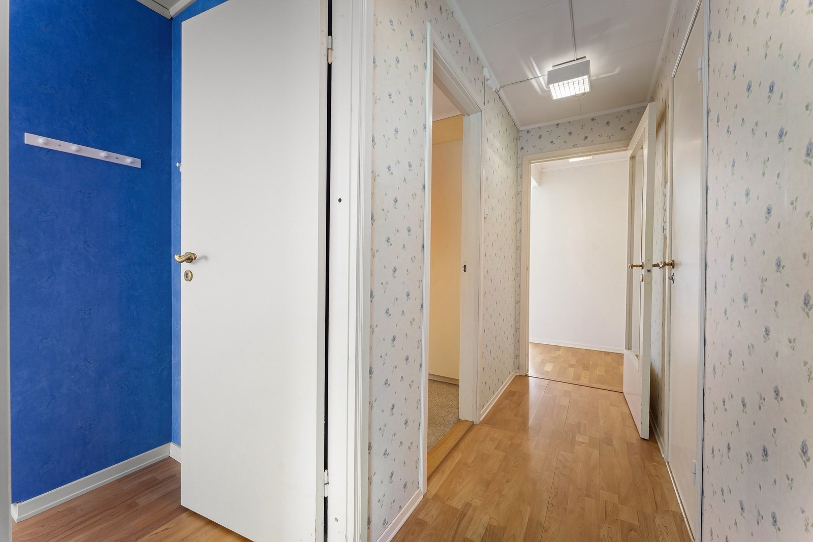 Fra gangen er det tilgang til flere av soverommene. Galleribilde