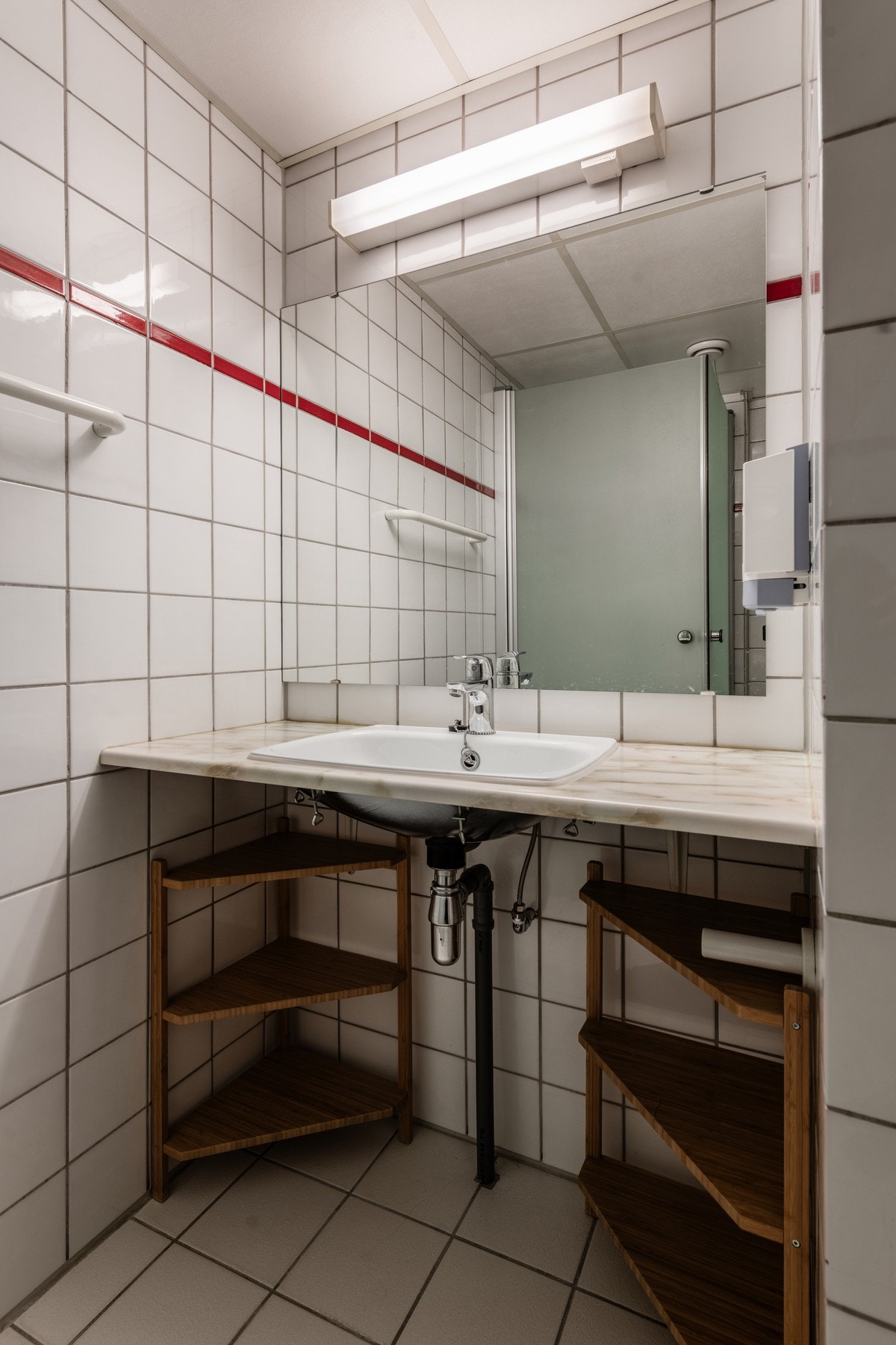 Et stort speil gjør badet meget praktisk og brukervennlig. Galleribilde