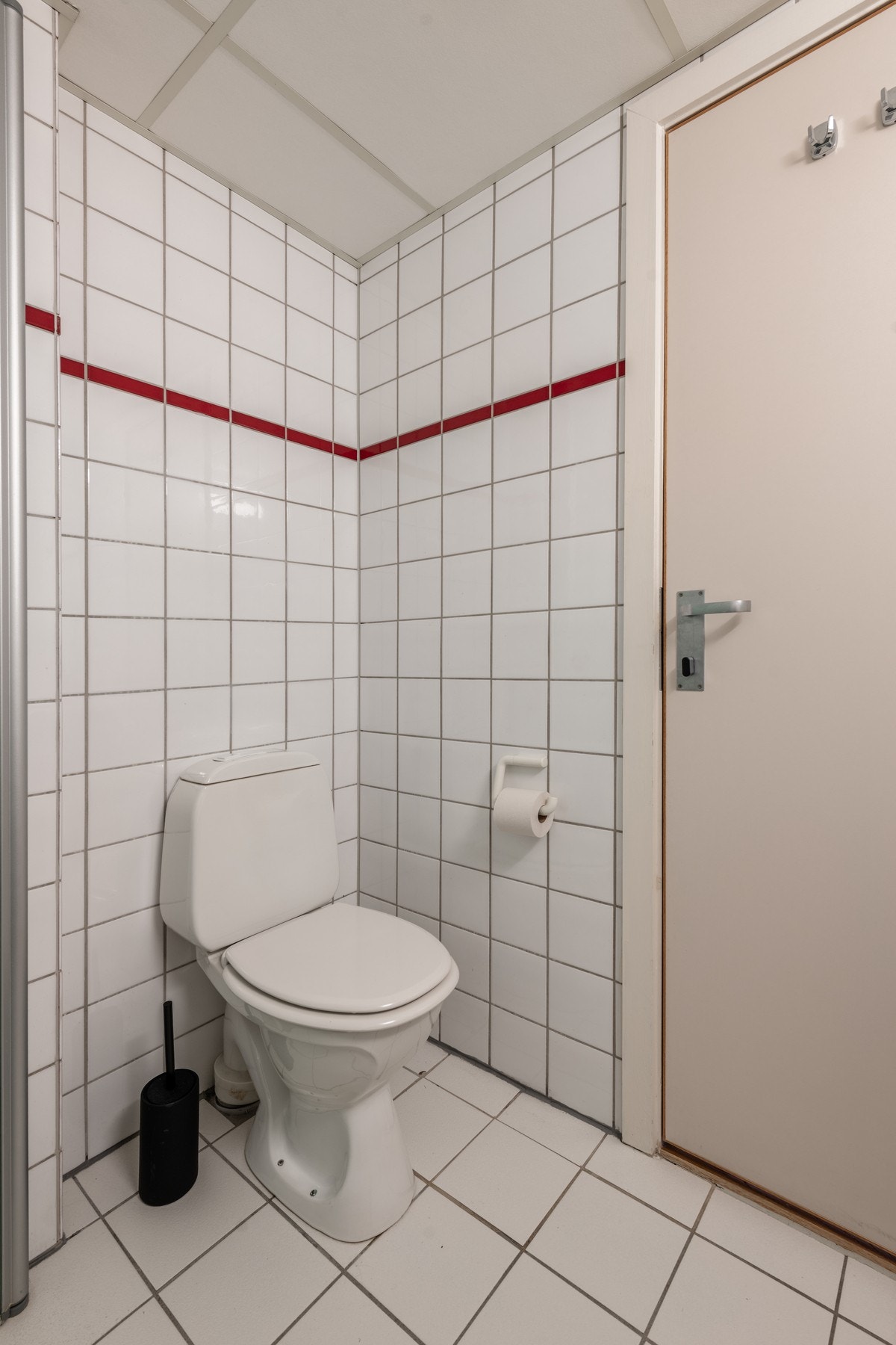 Badet er flislagt med varmekabler og et ekstra toalett. Galleribilde
